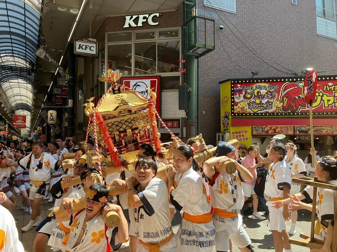 靴下専門店コポのインスタグラム：「天四神輿で石田店長(真中)の勇士。天神祭祭2023。 コポはこの地から創業いたしました。 20230725  #天神祭 #天神祭り」