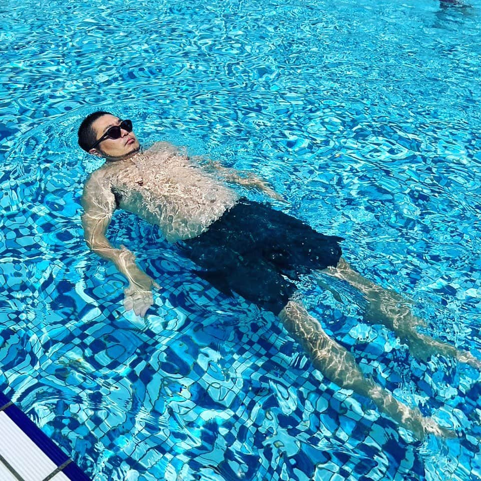 三浦崇宏さんのインスタグラム写真 - (三浦崇宏Instagram)「#pool #プール #summer  #夏 #沖縄 #okinawa #まんぼう #floating  #instagood  #プールといえば太っている人の方が浮きやすいと聞いて」7月25日 15時20分 - takahiro3ura