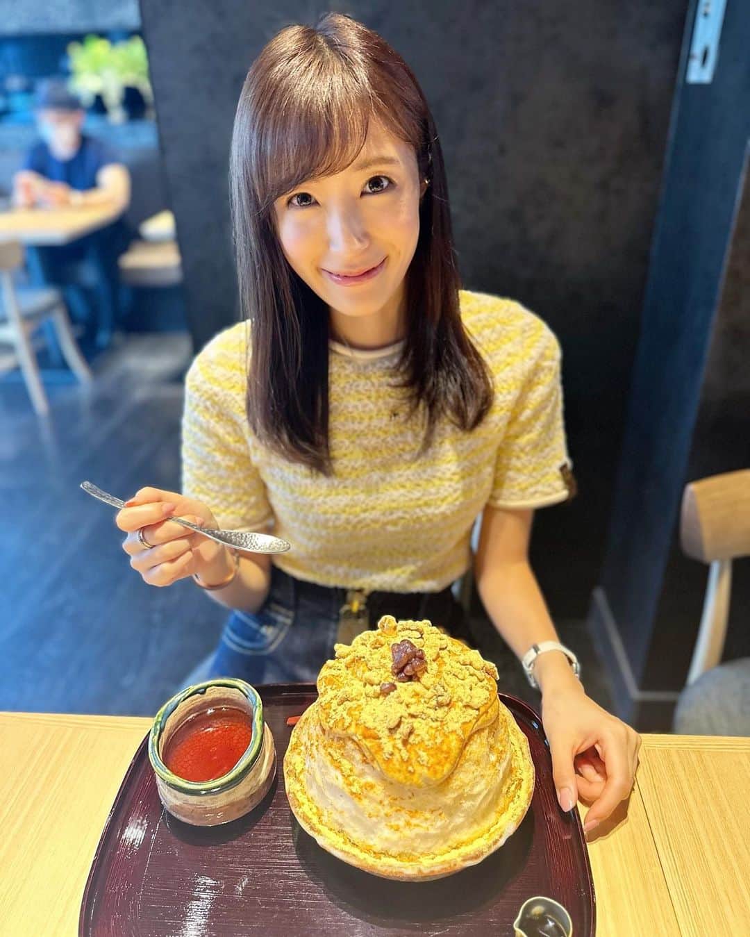 小林真由のインスタグラム：「夏！🍧 くろぎのかき氷食べに行こうと娘を誘ったら珍しく行こう！と言ってくれて😍着いたら、いちご味がないことにがっかり😅これはかき氷じゃないよ😭と言いながら隣で折り紙してました🥹確かに娘が好きそうなものはなかった..😂 娘カメラ📸 ⁡ ⁡ @inamochinaoki さんにカットカラーしていただきました✨艶々。 色の抜け方まで綺麗♡ ⁡ ⁡ #ファッション #コーデ #ママコーデ #女の子ママ #男の子ママ #ママライフ #コーディネート #４歳 #２歳 #二人育児 #かき氷 #夏」