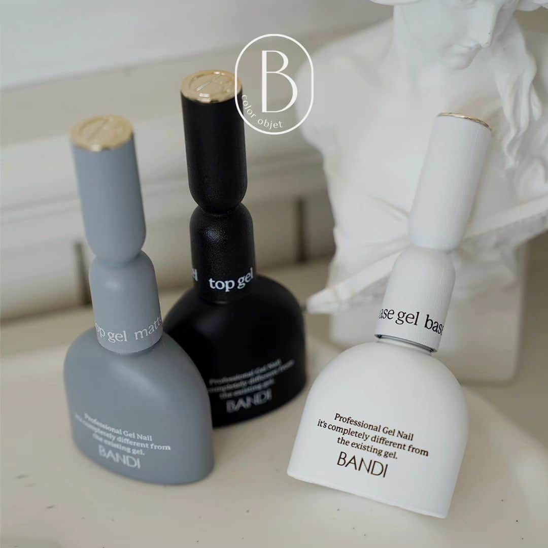 반디네일さんのインスタグラム写真 - (반디네일Instagram)「⠀ Color ObJET | BANDI Gel ⠀ 보다 완벽한 시술을 위한 ❝BANDI GEL CARE SYSTEM❞ 런칭 - ⠀ ✦𝗯𝗮𝘀𝗲 𝗴𝗲𝗹 - 초보자도 쉽게 사용 가능한 쫀쫀 젤리 텍스쳐  & 최대 7주 극강 유지 베이스젤 ⠀ ✦𝘁𝗼𝗽 𝗴𝗲𝗹 - 맑고 깊이 있는 유리알 속광   논와이프 탑젤 ⠀ ✦𝗺𝗮𝘁𝘁𝗲 𝘁𝗼𝗽 𝗴𝗲𝗹  - 옐로잉 제로 ! 선명한 매트 탑젤 ⠀ ⠀ 반디젤은 지금 각 지사를 통해 만나보실 수 있습니다 ෆ ⠀ ⠀ ⠀  #bandi #bandigel #colorobjet #반디젤 #컬러오브제 #컬러오브제반디 #반디 #반디네일 #bandinail #서브젤 #오픈샵 #오픈살롱 #네일샵 #셀프네일 #네일샵오픈 #네일 #네일아트 #메인젤추천 #베이스젤 #베이스젤추천 #탑젤 #탑젤추천 #매트탑젤 #매트탑젤추천 #매트탑 #반디베이스젤 #반디탑젤 #반디매트탑젤 #여름네일아트 #네일아트 #셀프네일 #」7月25日 15時14分 - bandinail_official