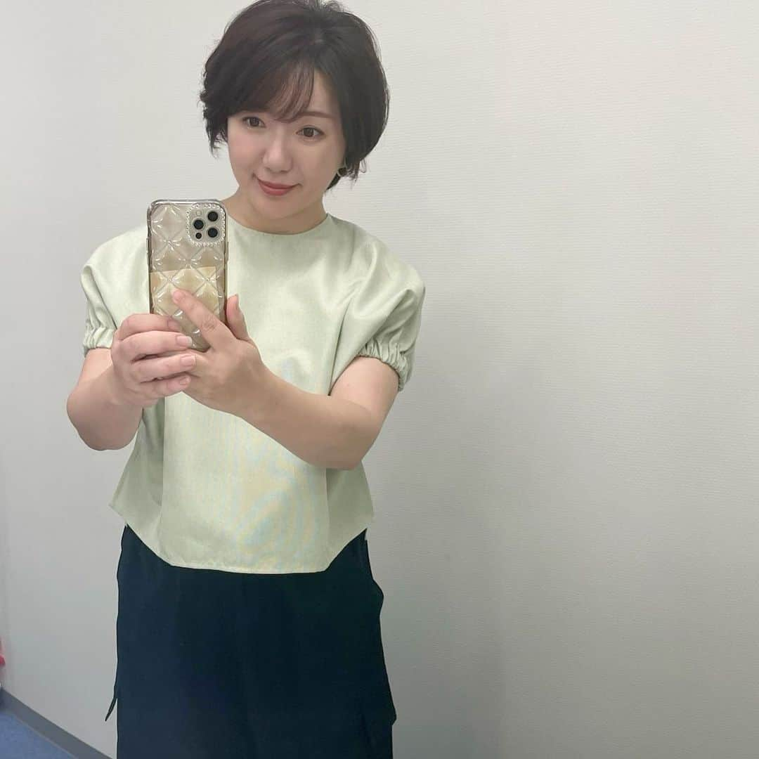 角田華子のインスタグラム：「先週の #福岡ニュースファイルcube  #衣装は #イエローグリーン  不安定なお天気で 昨日も今日も雷⚡️ゴロゴロ」