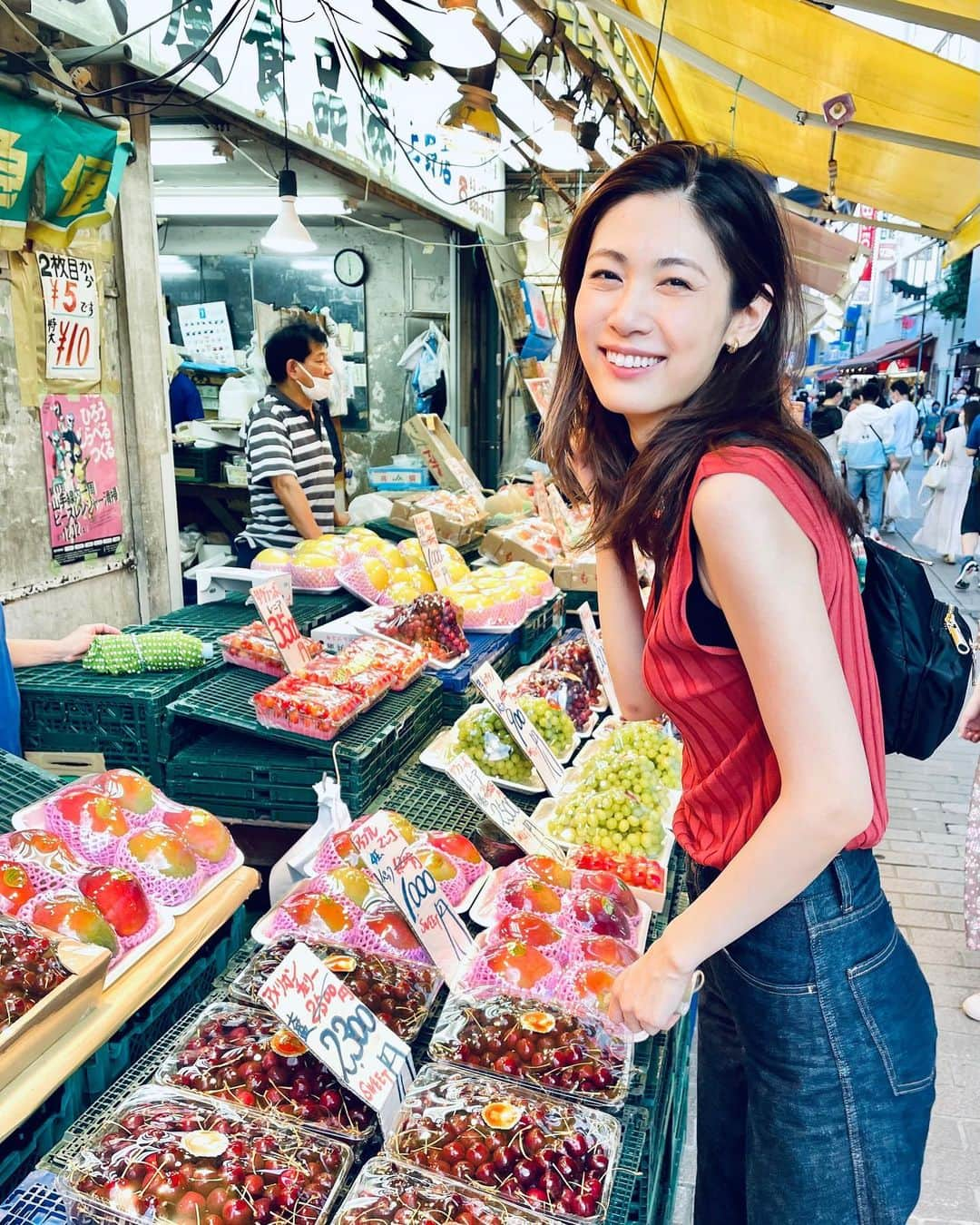 加藤侑紀のインスタグラム：「#阿美橫丁 有昆蟲食販賣機大家有看過嗎？🫢🐛   いつぞやのアメ横😉昆虫食の自販機があるって知ってた？🫢🐛      #上野阿美橫町 #東京上野 #ameyokomarket #uenotokyo #昆蟲食 #昆虫食自販機  #食用昆虫  #ameyayokochomarket #台日ハーフ #台日混血兒 #台湾ハーフ #台日友好🇹🇼🇯🇵 #日本女演員 #私の日常生活 #我的日常生活 #學日語 #日本語學習 #日本語教學 #中国語を勉強している人と繋がりたい #北京語 #チャイ語 #バイリンガル女子 #ハーフ女優」