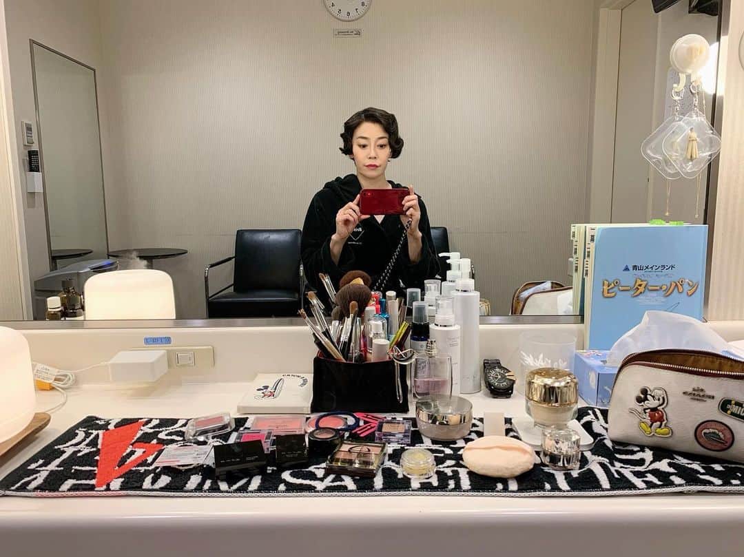 のインスタグラム：「楽屋鏡前。 舞台の時はいつも、ブンブンタオルをお守りがわりに✨✨✨  #ブロードウェイミュージカルピーターパン  #ピーターパン2023 いよいよ本日、初日の幕が開きます‼️ ネバーランドにてお待ちしてます🧑‍🎤🧚✨💫」