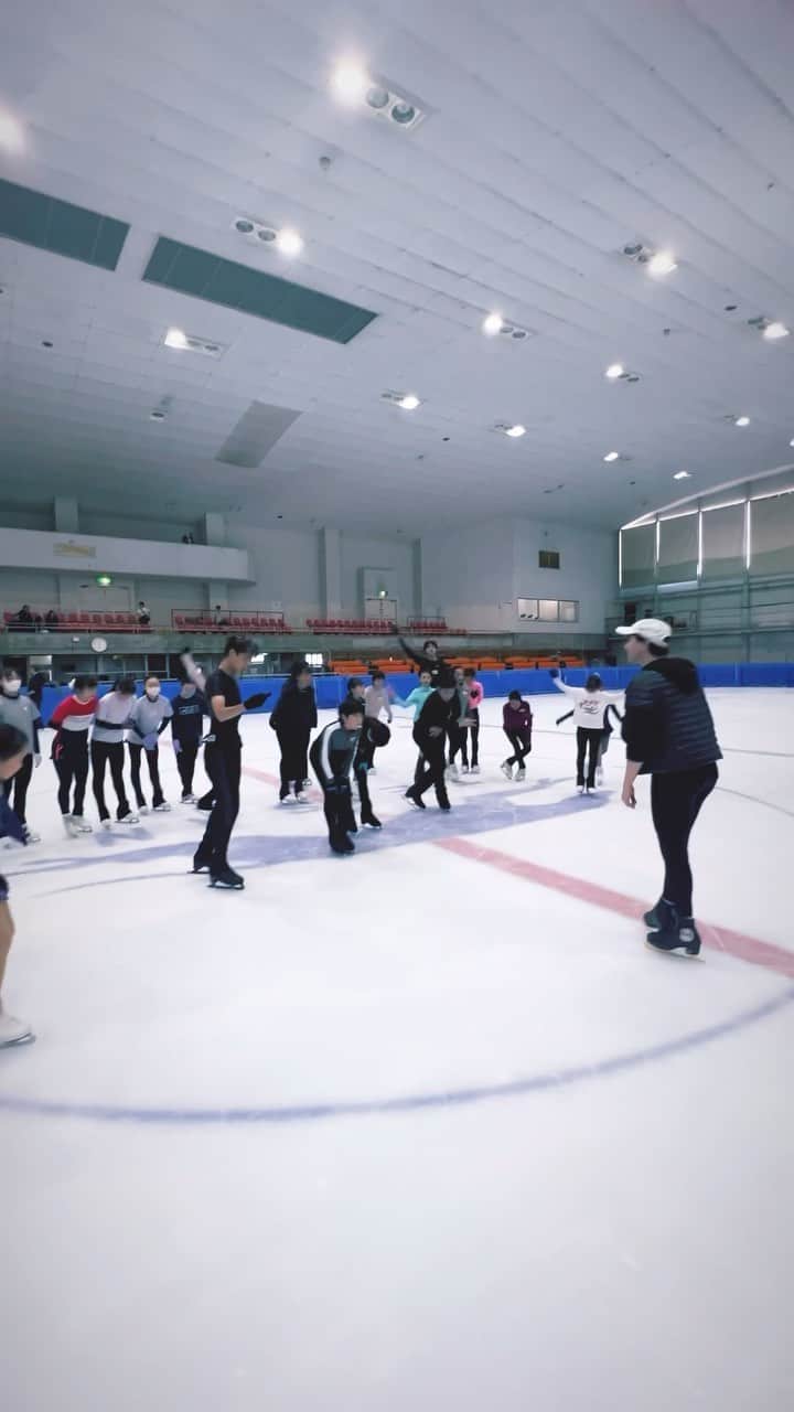 ジョニー・ウィアーのインスタグラム：「Coach Johnny is in Japan helping his friend & colleague Sensei Yuka Kagayama with her summer camp, teaching & learning from young students from Japan and Indonesia. The Academy will be offering similar seminars & open houses very soon as it gives skaters an opportunity to see how we work, as well as continuing the education of our coaches.  @meganaws @johnnygweir  #figureskating #olympic #sport #japan #indonesia #usa」