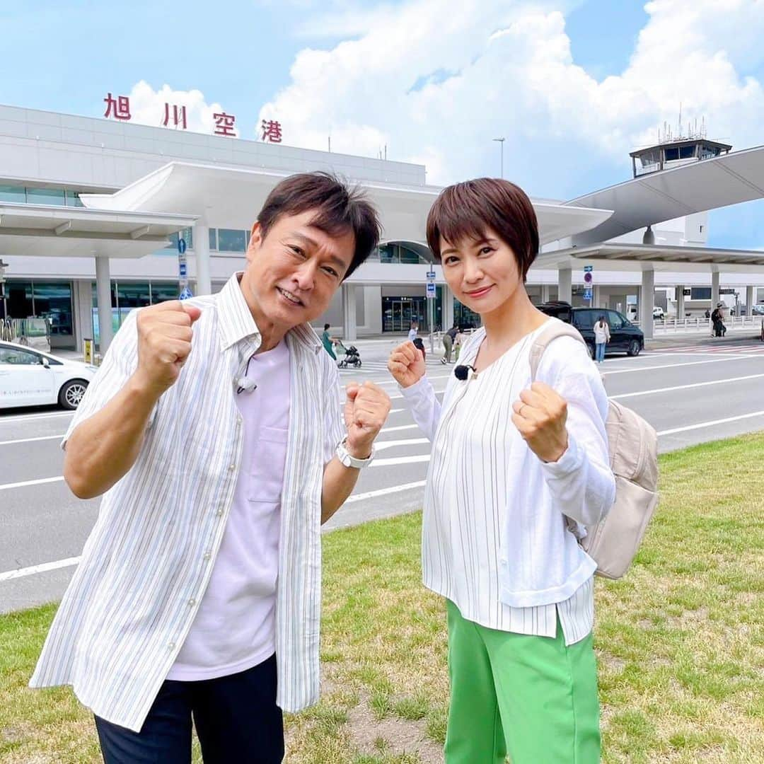 村井美樹のインスタグラム：「明日7/26(水)18:25～21:00 テレビ東京系  #水バラ #バスVS鉄道乗り継ぎ対決旅 16 の放送があります🚌🔥🚃  今回の舞台は、北の大地・北海道✨ 旭川空港をスタートして、ゴールは帯広方面十勝が丘公園へ！  バスチームは🚌 #太川陽介 さん　#武田梨奈 さん　#豊ノ島 さん  鉄道チームは #村井美樹 👹　#ねお ちゃん  #お見送り芸人しんいち さん  北海道といえば、第5弾の対決旅で鉄道チームは列車遅延で途中リタイアした因縁の場所。  鉄道チーム、今回は過去最高レベルに歩いています…😂 ねおちゃん、しんいちさんの明るさに支えられながら頑張りました。 果たして勝つのはどっち？！  放送地域は 北海道TVh 愛知TVA 岐阜GBS 滋賀BBC 奈良TVN 和歌山WTV 大阪TVO 岡山香川TSC 福岡TVQ  TVerでも同時配信があります☺️ ぜひご覧ください✨  衣装は 1日目 緑のパンツ @clear.official 2日目 シャツワンピース @birthdayroom_official  #旅こけし は　夏らしく、　#平賀輝幸工人 の金魚こけし」