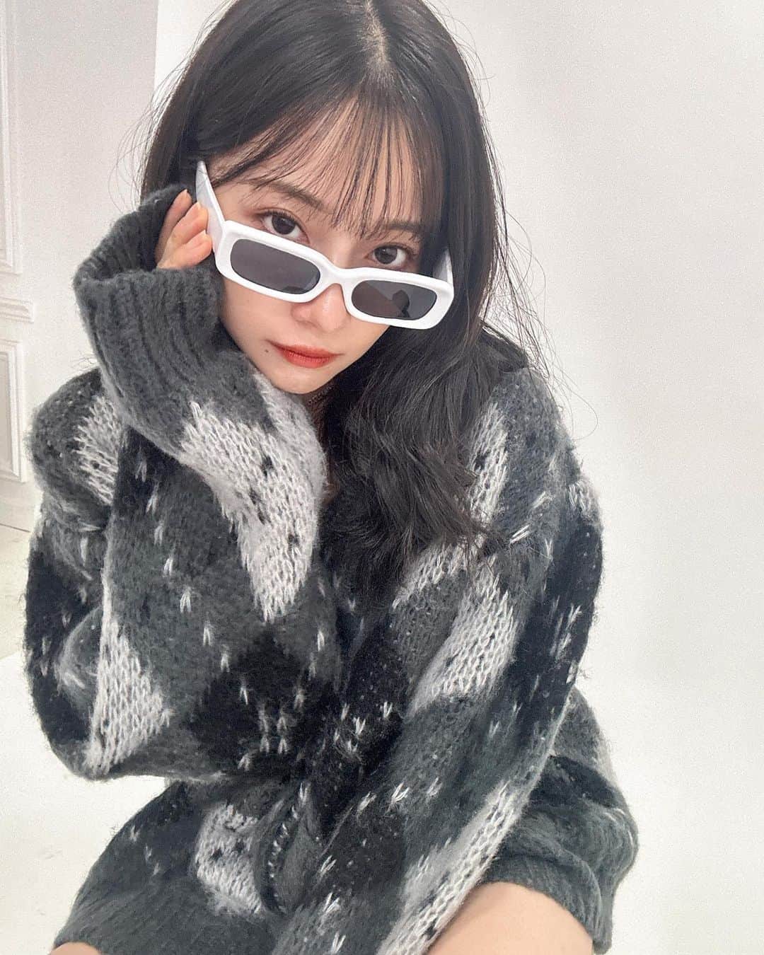 村瀬紗英さんのインスタグラム写真 - (村瀬紗英Instagram)「#dailylook  8/6 ANDGEEBEE 2023AW展示会🖤🦊  ⭐️unisexアーガイルニットカーデ（9月発売予定） ユニセックスでメンズにも来て欲しいオススメのニットカーディガンです！ 毎年アーガイル柄のこの配色のニットが欲しくて作ってしまった〜😎✨✨ もう1色はグレー×ブルーでこれまた可愛いので展示会でもチェックしてみてね🤍🩶🩵  女の子が着るとこんな感じのサイズ感🦊 シルエットも少し丸みがあるルーズで可愛いよね✌🏻 ショーパンと合わせてます^_^  今回のAWでお気に入りのカーデ🖤🤍🩶  #ANDGEEBEE #AW #2023 #Collection #展示会」7月25日 15時41分 - saepiiii.m