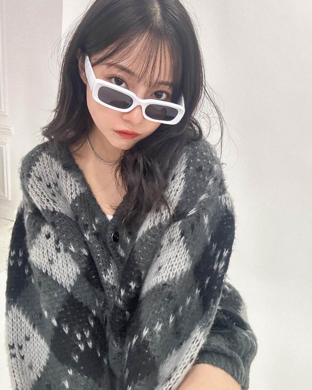 村瀬紗英さんのインスタグラム写真 - (村瀬紗英Instagram)「#dailylook  8/6 ANDGEEBEE 2023AW展示会🖤🦊  ⭐️unisexアーガイルニットカーデ（9月発売予定） ユニセックスでメンズにも来て欲しいオススメのニットカーディガンです！ 毎年アーガイル柄のこの配色のニットが欲しくて作ってしまった〜😎✨✨ もう1色はグレー×ブルーでこれまた可愛いので展示会でもチェックしてみてね🤍🩶🩵  女の子が着るとこんな感じのサイズ感🦊 シルエットも少し丸みがあるルーズで可愛いよね✌🏻 ショーパンと合わせてます^_^  今回のAWでお気に入りのカーデ🖤🤍🩶  #ANDGEEBEE #AW #2023 #Collection #展示会」7月25日 15時41分 - saepiiii.m