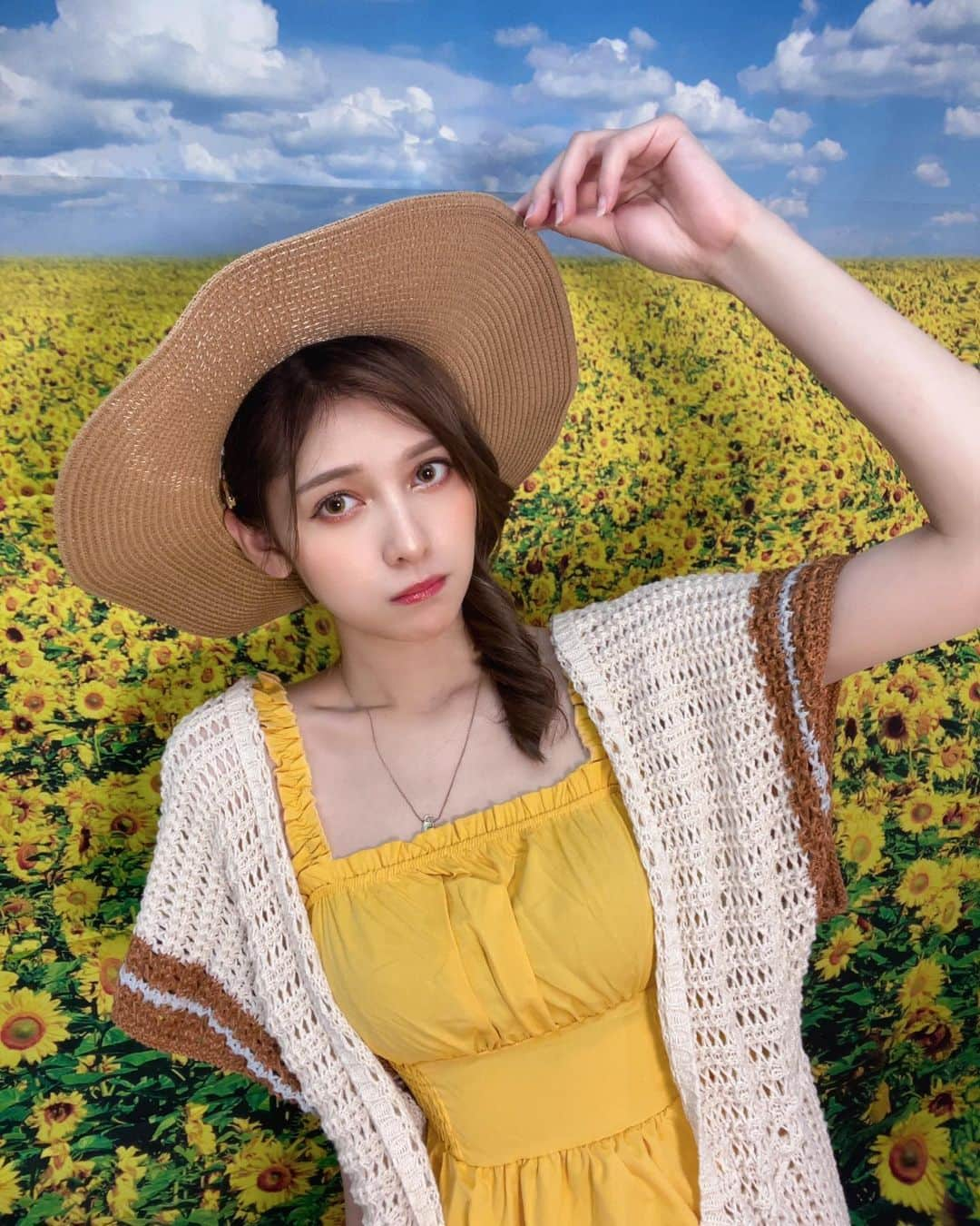 アンジェラ芽衣のインスタグラム：「🌻  人生で1回はひまわり畑行ってみたいよなあ ベタな感じで白いワンピースと麦わら帽で︎︎☺︎」