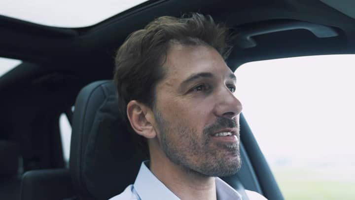 ファビアン・カンチェラーラのインスタグラム：「Dank @mercedesbenz_switzerland bin ich elektrisch auf vier Rädern unterwegs. 🙌🏼 Mercedes-Benz Switzerland hat mein Wissen über E-Mobilität getestet und gemeinsam zeigen wir die Vorzüge von Elektrofahrzeugen auf. 👉🏼 Link in der Bio  #mercedesbenz」
