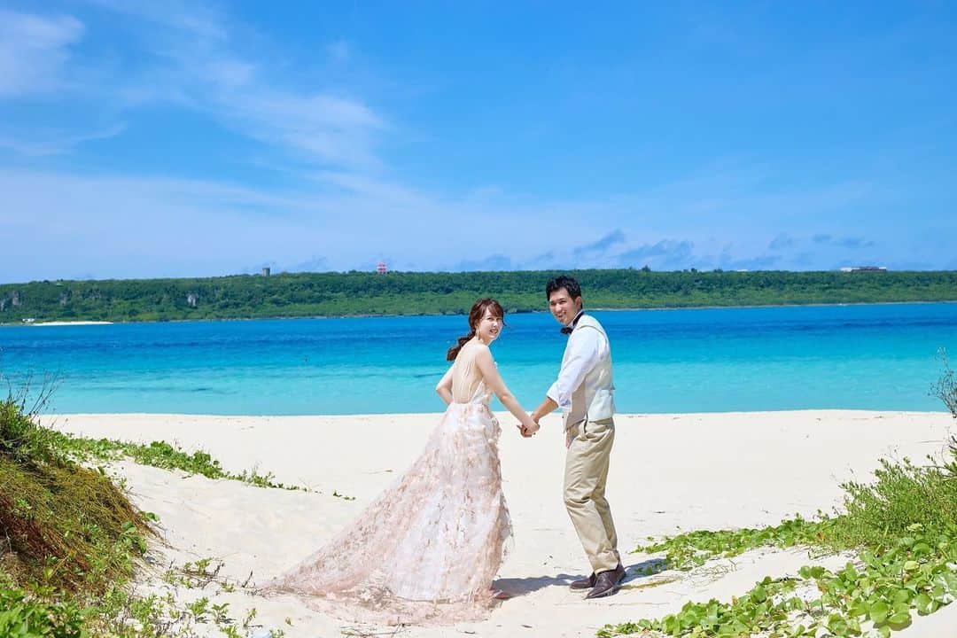 のインスタグラム：「宮古ブルーと呼ばれる海の色は沖縄に5年住んでる僕から見ても感動するほどの綺麗さでした。  スタジオSUNSでは8月9月撮影限定で衣装追加料金一切無しのお得なパックをご用意してます❤️😂ぜひお問あわせくださいね😃  photographer：百田　勧　@momota.deco.ph」