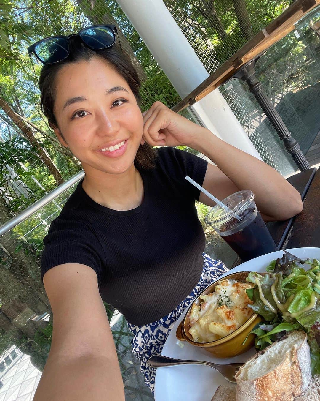 のインスタグラム：「陽の光いっぱい浴びて🌞  運動して汗かく事を楽しんで🚴‍♀️  たくさん好きなもの食べて🍔🍖🍜  発する言葉をポジティブに🗣  そしたら楽しい事が増えて心が健康でいられる✌️  完璧になる必要も人の評価のために頑張る事もしない！  それで良いと思うんだよね✨  人に迷惑をかけない程度に自己中😎」
