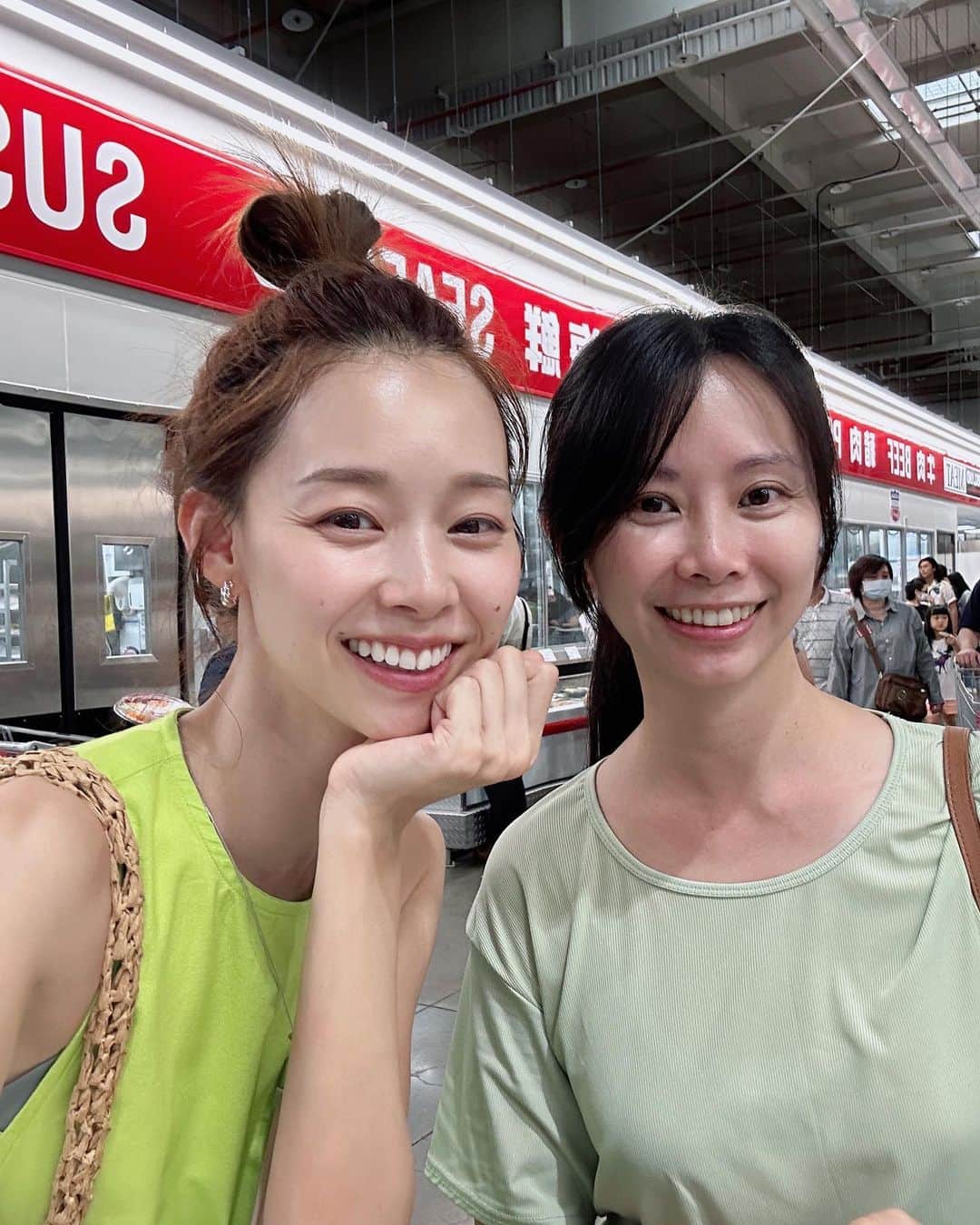 吳斐莉のインスタグラム：「昨天costco巧遇我二姐😆 而且她就站在我前面 我還沒有發現😂  颱風天大家補好貨了沒 今天我們還要再去市場買菜 然後連續穿一樣的洋裝😆 蘋果綠超可愛的啦～ 版型正常，我是穿XS yo💚  第二張照片那是我外甥 男生就是愛搞怪🤪」