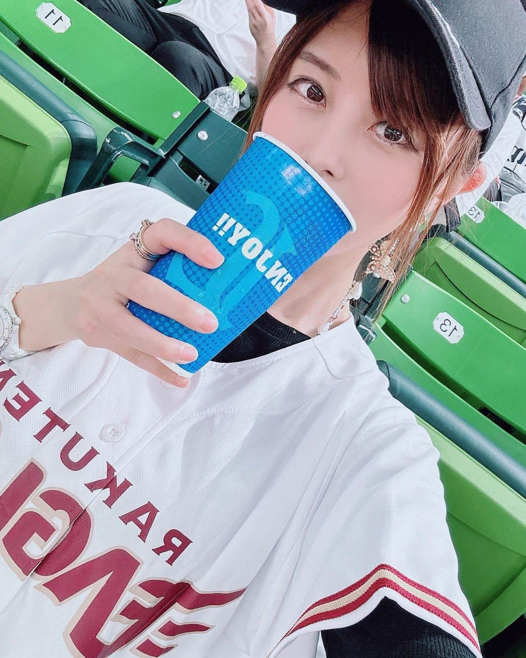 satomiのインスタグラム：「⚾️🏟️🏋️‍♀️⚾️ ・ 楽天女子になりました笑🦅🦁 ・ 久々のベルーナドーム🏟️ ご飯美味しいし居心地良くて好き⭕️地元愛出してみた笑 来月も行きたいな⚾️ ・ 昨日はインディジョーンズみた🎞️ めちゃディズニー行きたくなったーー🐀面白かったーー！ ・ 夏休み満喫☀️ ・ #インディジョーンズと運命のダイヤル #インディジョーンズ #映画好きな人と繋がりたい #キングダム　次観る #ベルーナドーム #楽天イーグルス #西武ライオンズ #野球観戦 #球場グルメ #ライオンズグルメ  #サーティワン #アイスクリーム #千葉ロッテマリーンズ #ディズニーランド #ディズニーシー #Disneyland #Disneysea #ハンバーガー #六本木ヒルズ #六本木グルメ」