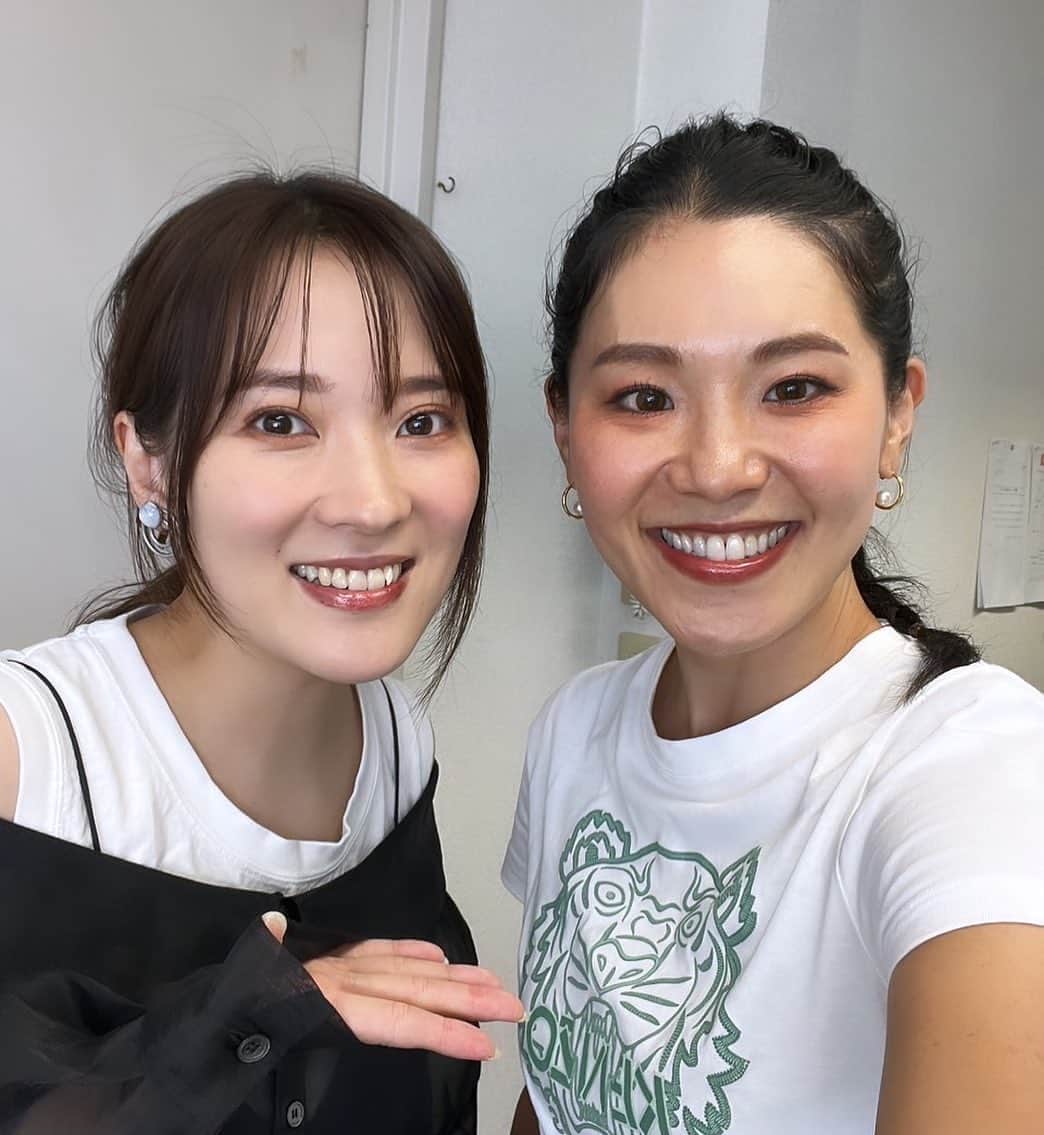 亜希子のインスタグラム：「本日は、初体験しました🍌🦍  普段、自分が使っているお化粧道具をプロのヘアメイクさんの元に持って行き、普段の自分のメイクを見て頂き、さらに素敵になるためにメイクのアドバイスして頂くという🥹🍌  なぜそんな素敵体験をしたかと言うと、半分は今携わってる作品のための取材です。  もう半分の動機は、私自身、何年間もメイクの方法をアップデート出来ていないし、自分の顔にマンネリ化していたので🥹  さらに、お仕事が忙しくなると常に髪の毛ボサボサ、メイクどころか無化粧で街を歩き、日々鏡を見るたびに、「はたしてこれで良いのか問題」が続いておりました🙂  (見た目が全てではないけれどね！☕️)  今回、プロのヘアメイクアップアーティストであるちひろさん( @hairmakeup_chihiro )にメイクを見て頂き、ひとつひとつ丁寧に眉の描き方やリップ、アイメイクの方法を教えて頂き、実際に手を動かして実践してその場で新しいメイク方法を覚えたことで、自己肯定感が息を吹き返しました😭❤️  「自分のメイク方法を否定されたらどうしよう🥹」と思いましたが、全くそんなことなく、チヒロさん超絶優しかったです。  しかも、ご説明が分かりやすい！！！🐉ありがてぇ！！！  メイク以上に大切な「自分の心のあり方」とか、「機嫌の良い自分でいるためには、どうしたら良いか」 とか、メンタルの面でもサポートをして頂いた気がします。  メイクって、あれですね。見た目ではなく、心を変えてくれる魔法なのですね🪶知らなかったです。  人相学を含め、基礎から惜しむことなくレクチャーして下さり、その後、「いま自分が持ってるメイク用品」でほぼメイクを教えてくださるのでハードルが低い😭🍀  高いデパコスを買い足さなくても、明日から「今持ってる物」で変身できることが、とてつもなくありがたかったです。  素晴らしい1時間半だったので、PRではなく、ガチで個人的にオススメしております🤣❤️‍🔥🌾🍙笑  私の投稿を見てくれている普段からのお友達、親愛なるファン様、読者様。  メイクに興味があるけれど、「人に教えて貰うなんて恥ずかしいし、時間もないし」と一歩を踏み出せない全人類様にオススメです🫶😌  レクチャーのお値段も比較的お手頃ですゆえ、ご安心を🍀☺️🙏✨✨✨  詳しくは、ちひろさん (@hairmakeup_chihiro )SNSまで、どうぞ〜！」