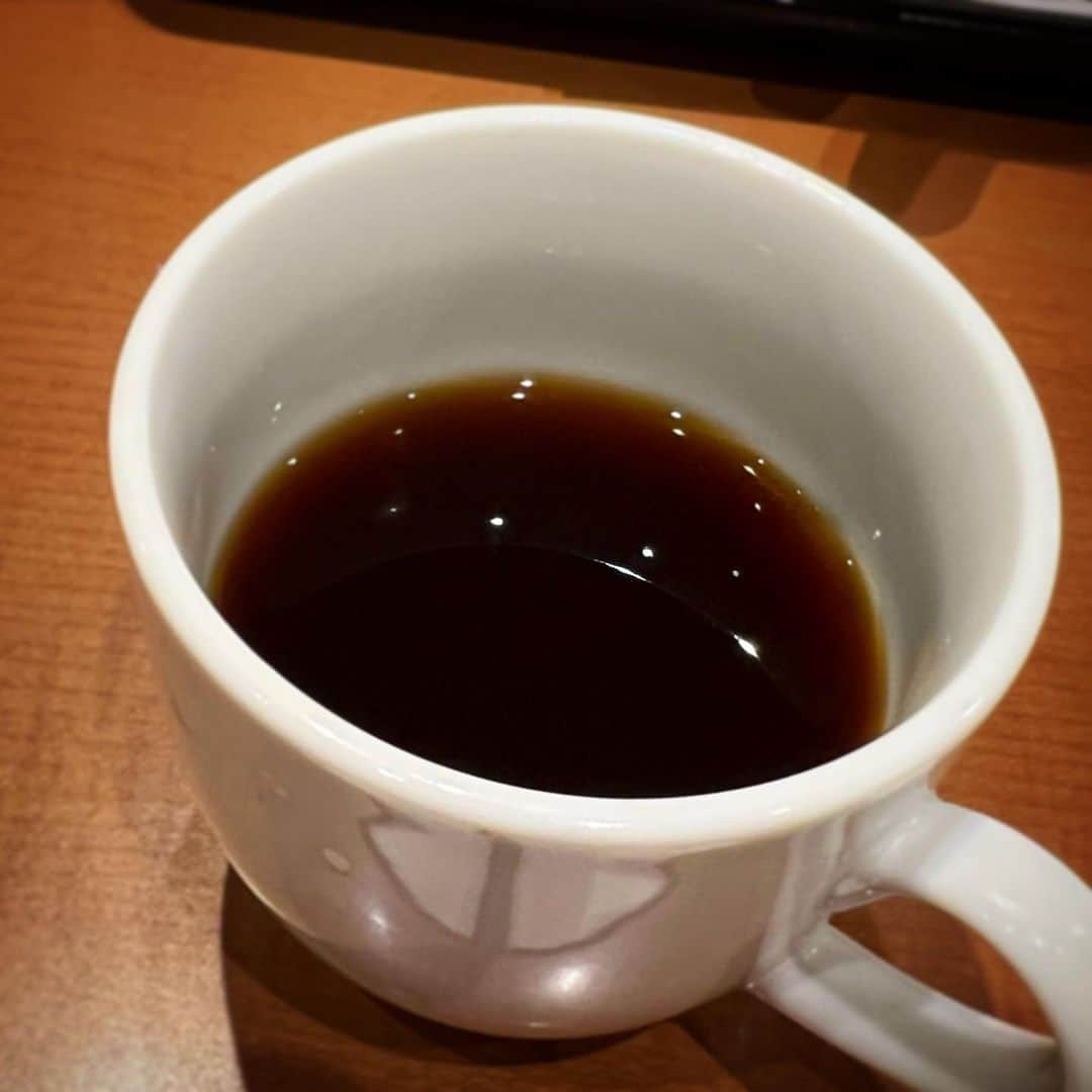 石野竜三のインスタグラム：「コーヒーを飲みながら寝落ちしそう……😪💤」