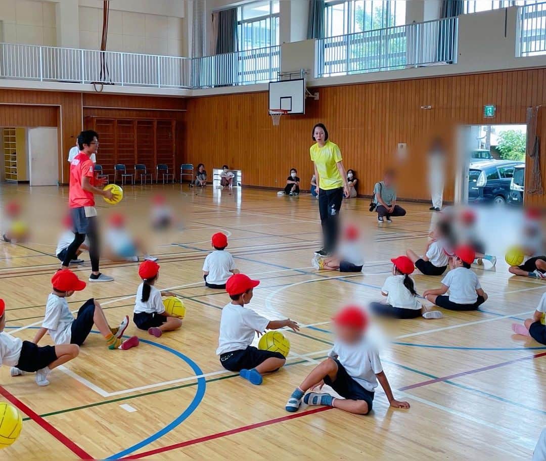 大山加奈さんのインスタグラム写真 - (大山加奈Instagram)「. 東京都教育委員会主催の 『笑顔と学びの体験活動プロジェクト』で 八丈町立大賀郷小学校に行ってきました‼︎ . 全校児童のみなさんへのバレーボール体験と 4〜6年生のみなさんへの講話と フル稼働で盛りだくさんな1日‼︎ 暑くて汗だくでしたが 島の子どもたちが本当に可愛くて🥹💓 癒されまくりな時間でした‼︎‼︎ . みんな本当に可愛かったですし 校長先生をはじめ 先生方や保護者の方みなさんが 温かく歓迎してくださり とてもありがたかったです‼︎ . 久しぶりの島でのお仕事でしたが やっぱり島は良いなーと☺️✨ . 大賀郷小学校のみなさん 素敵な時間を ありがとうございました🥰 . . #笑顔と学びの体験活動プロジェクト  #八丈町立大賀郷小学校」7月25日 15時54分 - kanaoyama0619