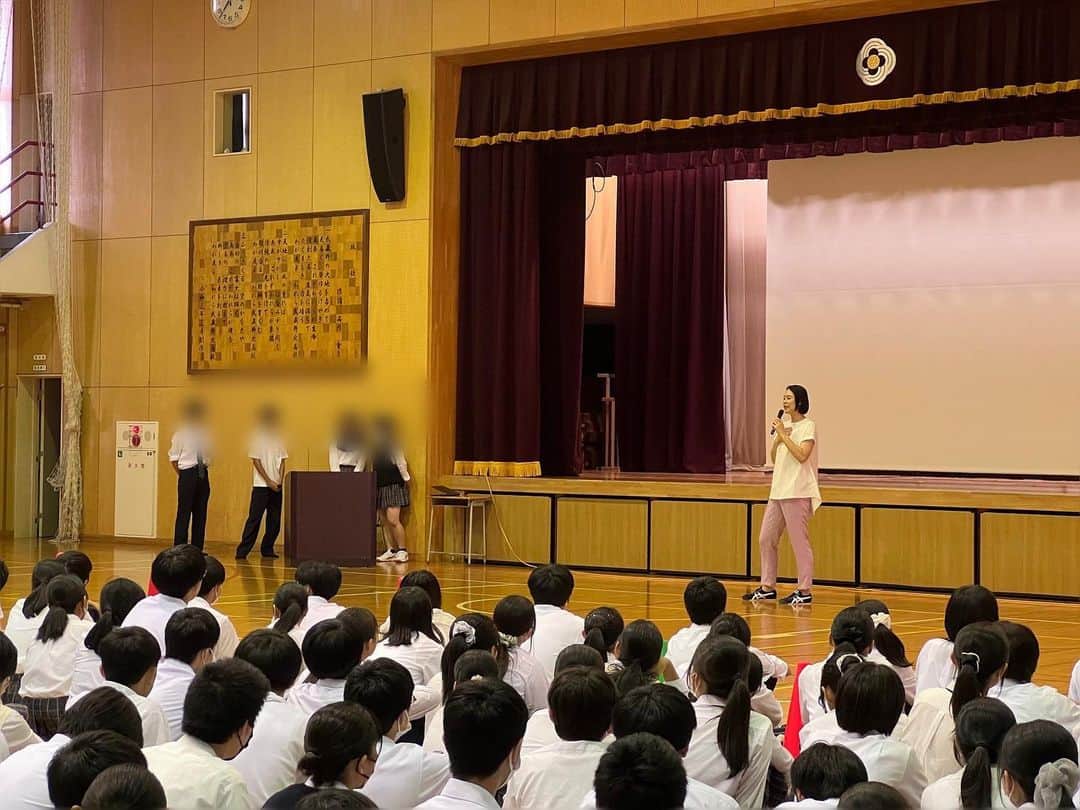 大山加奈さんのインスタグラム写真 - (大山加奈Instagram)「. 東京都教育委員会主催の 『笑顔と学びの体験活動プロジェクト』で 東京都立武蔵野北高等学校の 全校生徒のみなさんに お話をさせてもらいました‼︎ . 質疑応答の時間が長めにあったのですが 次々と手が上がり… 真面目な質問から恋愛相談まで 多種多様な質問が出て… とても盛り上がりました🤣 . わたしが講話や講演で伝えたいことって 高校生や大学生年代のみなさんに 1番届いて欲しいなと思っていて。 なのでこうしてこの世代のみなさんに お話させてもらえる機会をいただけて ありがたかったです‼︎ . 武蔵野北高校のみなさん ありがとうございました😊‼︎ . . #笑顔と学びの体験活動プロジェクト  #武蔵野北高校 #講演会」7月25日 16時04分 - kanaoyama0619