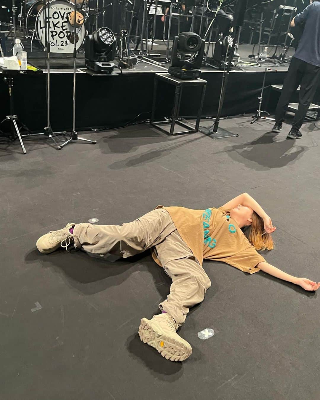 aikoのインスタグラム：「楽しかった広島ライブ♡  お父さん娘さんの親子で来てくれた2人がいてお父さんが 「娘を幸せにしてくれてありがとうー！！！！！」って言ってくれて みんなで😭😭😭ってなった。  ひとりひとり来てくれたみんなの表情や声にハートを何度も揺さぶられ、体も心も満タンのライブやったよ！ありがとうー！！！！！ 🌸🫶🌸  家に帰って録画してた27時間テレビの100キロマラソン見て号泣した。戦うって格好良い🔥 高校の運動会のリレーの時 みんなで手を繋いでゴールしたら、先生にめっちゃ怒られたのを思い出した笑 先生、これからも真剣に生きていきます💥」