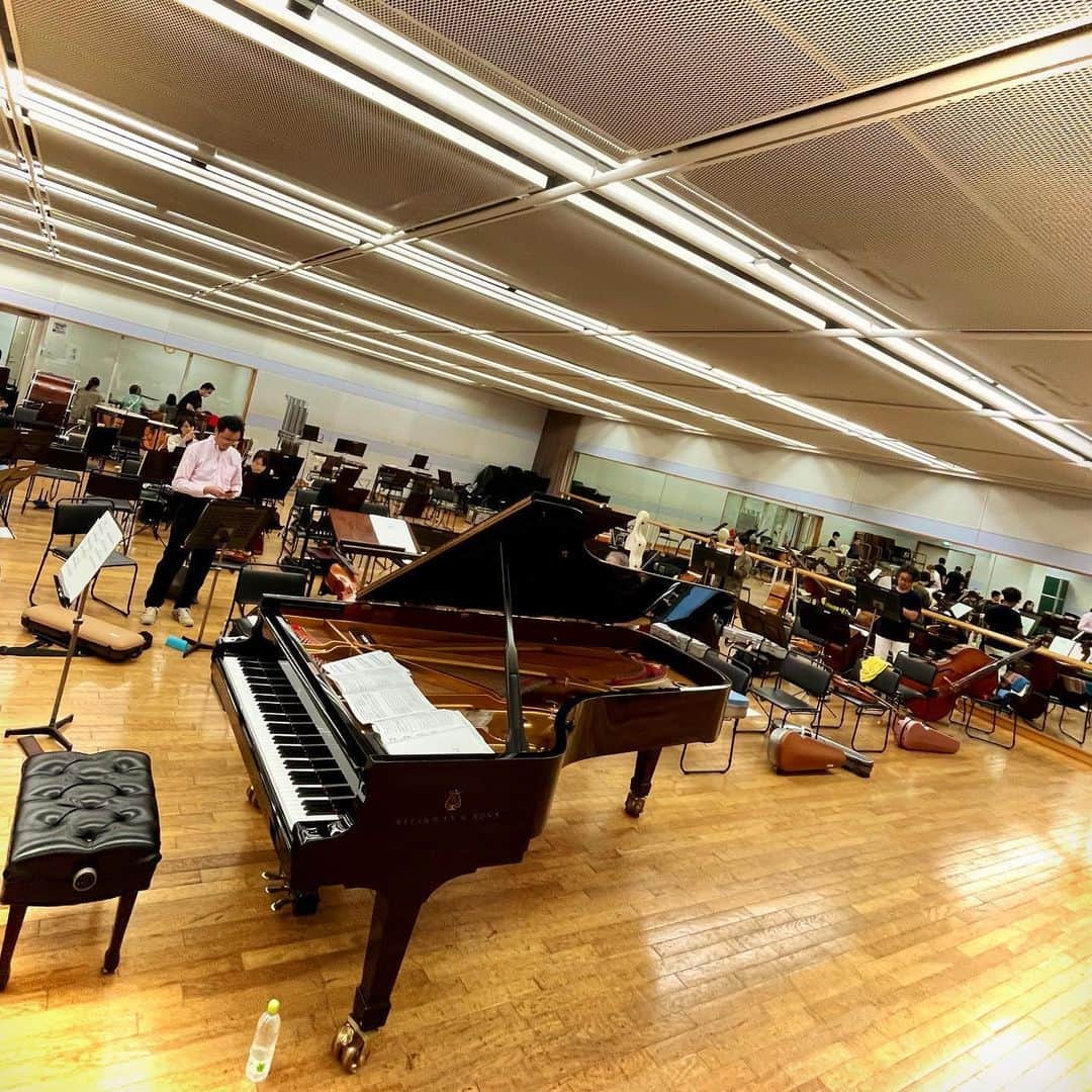 塩谷哲のインスタグラム：「昨日 #東京フィルハーモニー交響楽団 さんとの初リハーサルがありました。ほんの10日ほど前まで書いていたものが実際に音になるっていうのは…やっぱり嬉しくて感激してしまいますね♬ 随所でグッとくる響きを生み出してくれて作曲家冥利に尽きるとはこの事か､と…。  マエストロ #川瀬賢太郎 氏の素晴らしい音楽性と理解力､的確な指揮にも感動しました。会うなり「新曲､めちゃ良い曲！」と褒めてくれて、ガッツポーズ💪  30周年コンサートをこの様な形で開催できることに改めて感謝です🙇‍♂️  後は前日リハと本番に向けてしっかり準備します💦  …で、充実した気持ちで家に帰ったら玄関にこんな人がお出迎え⁈🐈 ん？誰？」