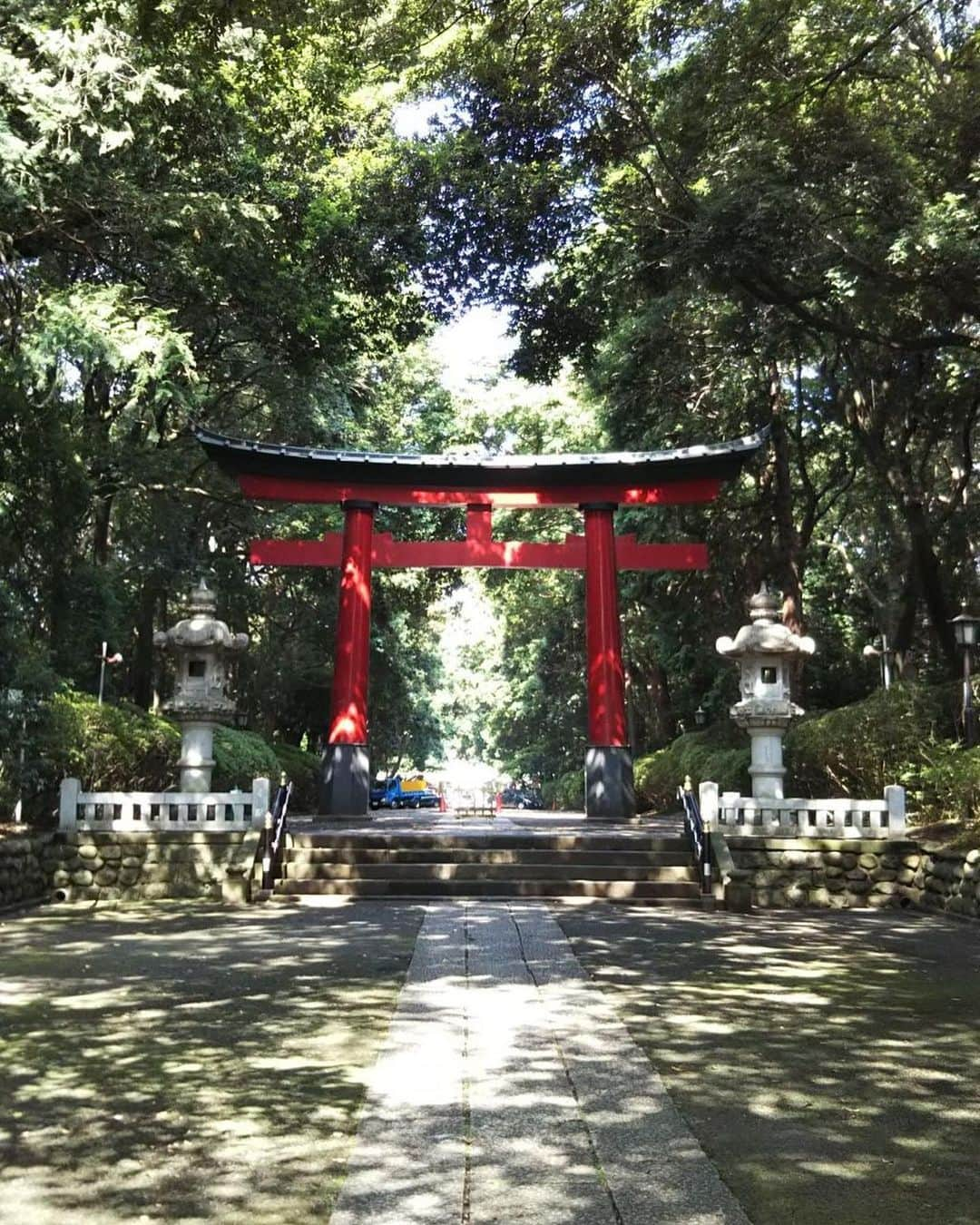 植田麻友美のインスタグラム：「東京のへそ  って言われてる  大宮八幡宮⛩  小さなおじさんがいる⛩さん🧔‍♂️  見つけるといい事がある🍀  弓道場もあって、ツルネがが聞こえてくる  静かな穏やかな⛩   #大宮八幡宮  #大宮八幡宮でお参り   #乞巧奠  #小さなおじさん」