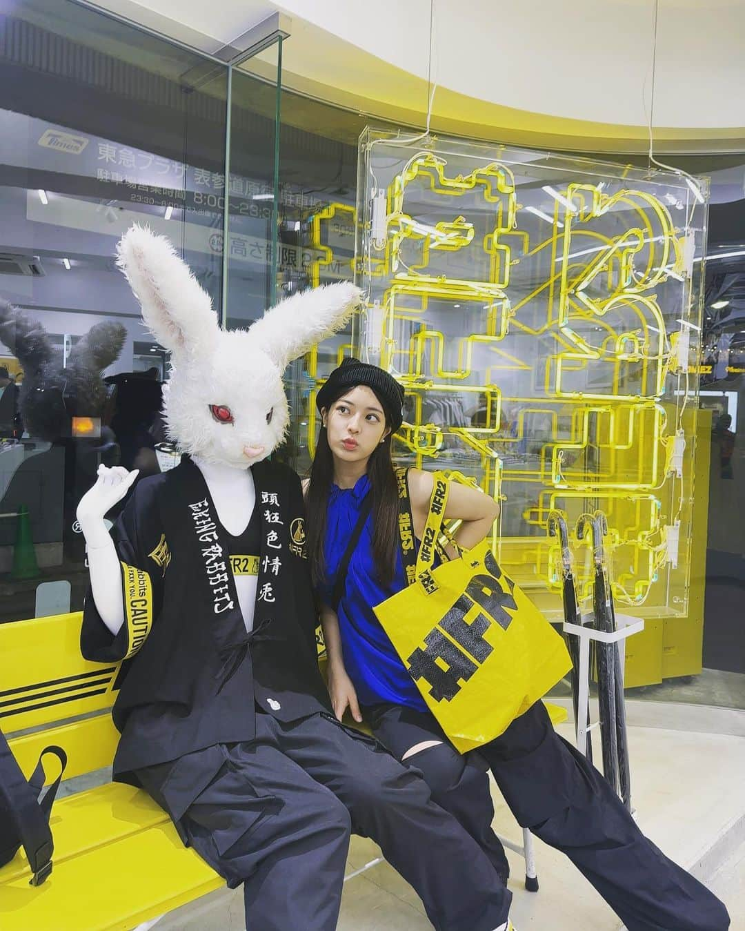 蒼木るいさんのインスタグラム写真 - (蒼木るいInstagram)「FR2🐰🖤💛  ニット帽ゲットしちゃった🐰💛🖤  #fr2 #fxxingrabbits #エフアールツー #ニット帽 #shein購入品 #カーゴパンツ女子 #カジュアルファッション #原宿ショッピング#sly #スライ」7月25日 15時59分 - rui__aoki__