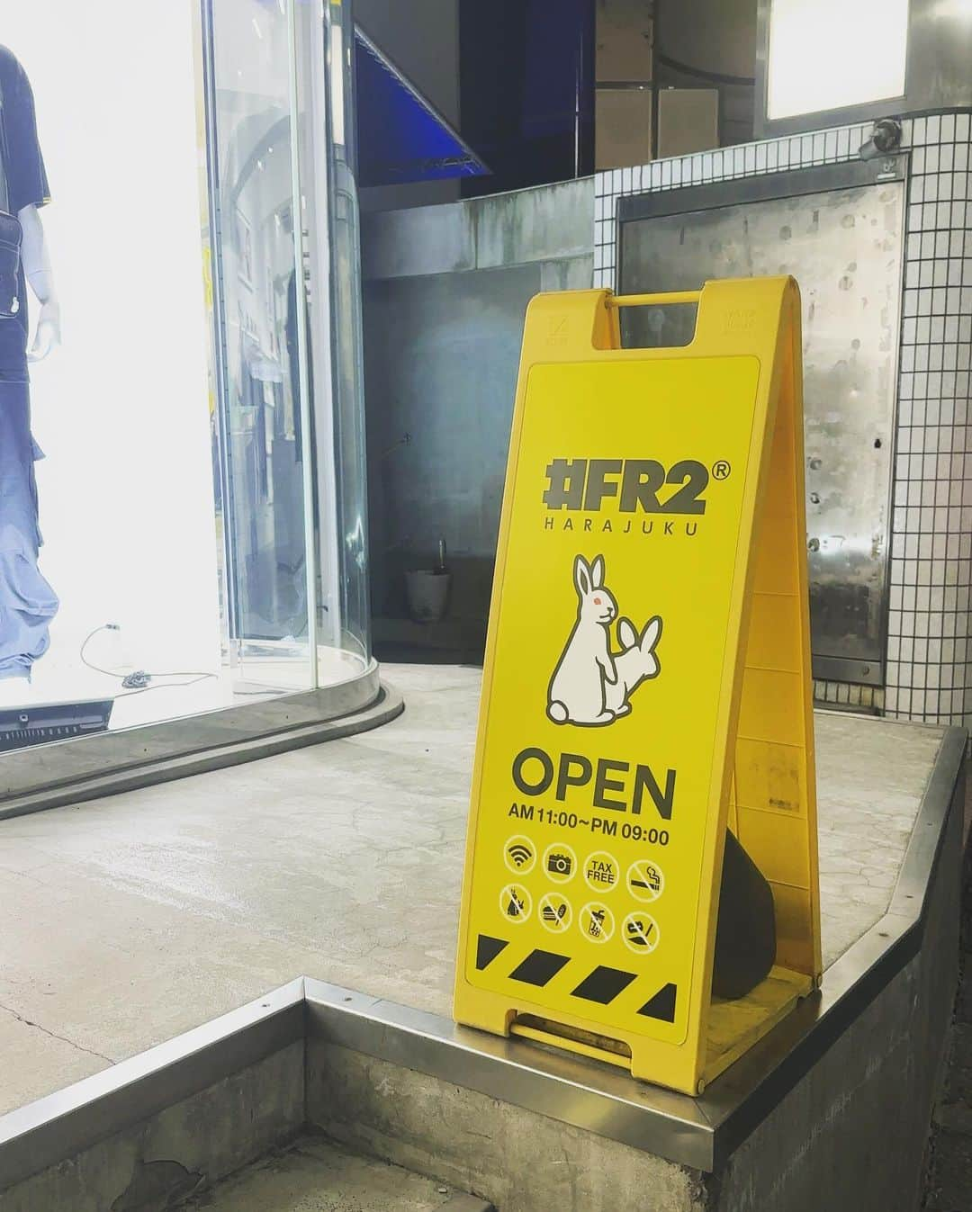 蒼木るいさんのインスタグラム写真 - (蒼木るいInstagram)「FR2🐰🖤💛  ニット帽ゲットしちゃった🐰💛🖤  #fr2 #fxxingrabbits #エフアールツー #ニット帽 #shein購入品 #カーゴパンツ女子 #カジュアルファッション #原宿ショッピング#sly #スライ」7月25日 15時59分 - rui__aoki__