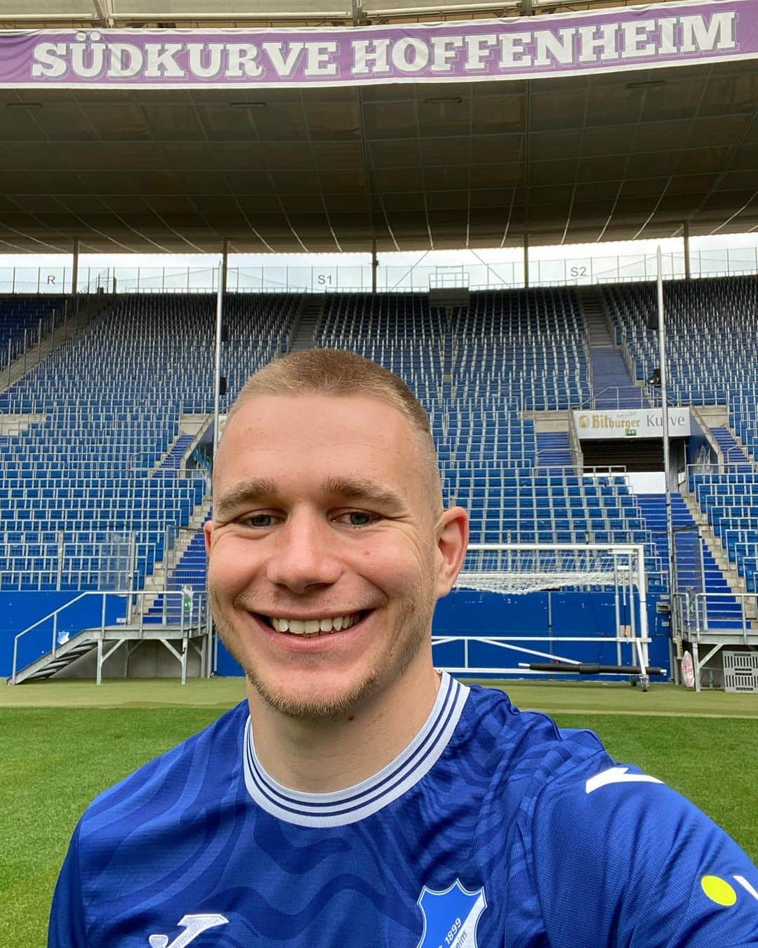 TSG1899ホッフェンハイムのインスタグラム：「Guten Morgen, Hoffe-Fans! 🔵⚪️」