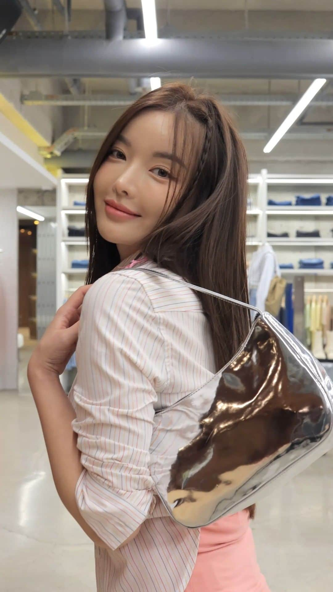 Official STYLENANDAのインスタグラム：「3CE STYLENANDA Flagship Runway 👚👠👙 다채로운 3CE STYLENANDA LOOK으로 무덥고 습한 여름, 싱그럽고 활기차게 보내봐요 ❣️  #3ce  #3CESTYLENANDA」