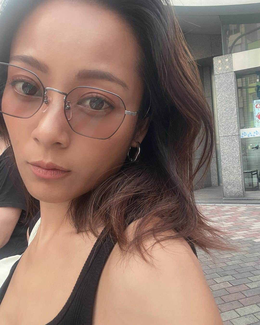 脇田恵子のインスタグラム：「(投稿前後してしまった)  7/18 に行われた WWD JAPAN 初のビューティトレンドセミナーへ🩷✨ 2023上半期　WWD JAPANコスメ  資生堂トップヘアメイクアップアーティスト #進藤郁子 さん　や  三越伊勢丹化粧品バイヤー #入月雅子 さん プラザ　マーケティング部 #山中あずさ さん  を交えて WWDJAPAN編集長#村上要 さん @1977kaname  WWDJAPAN副編集長#牧田英子 さん のトークセッションとってもお勉強になりました🥰✨  脇田の好きなコスメがたくさん集まってて幸せだったーっ✨  #wwdjapan #cosme #metallica #コスメアワード　#脇田恵子　#わきわき」