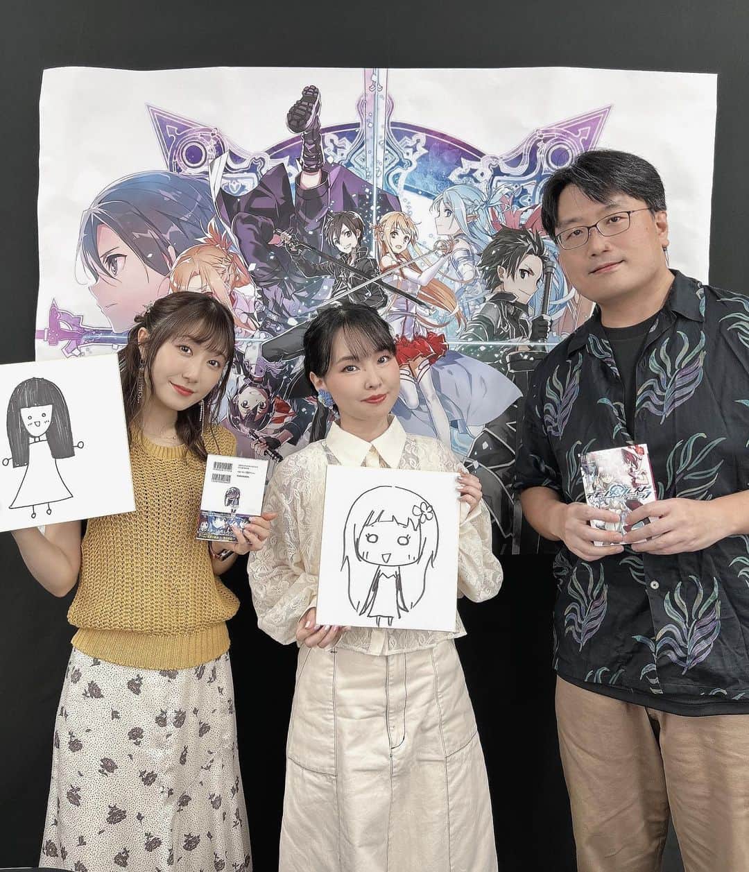 伊藤かな恵のインスタグラム：「『川原礫チャンネル』にお邪魔しましたー！  2年以上も経っていたとは！！びっくり！  川原先生ともたくさんお話し出来たし、 大好きな里菜ちゃんの、 安心安定のMCに身を任せて、 ただただ楽しい時間でした！！(*´꒳`*)  またすぐ呼んで欲しいー！  来月のイベントも楽しみだぁー！！٩( ᐛ )و  #川原礫チャンネル  #川原礫 先生　 #日高里菜 ちゃん #画伯だねー #ユイ缶バッチ出してー #里菜ちゃん作ってー #11月にも呼んで欲しいー #ユイに誕生日祝われたい #ユイイメージのアクセ増えてく幸せ #うなぎうまぁ  #伊藤かな恵」