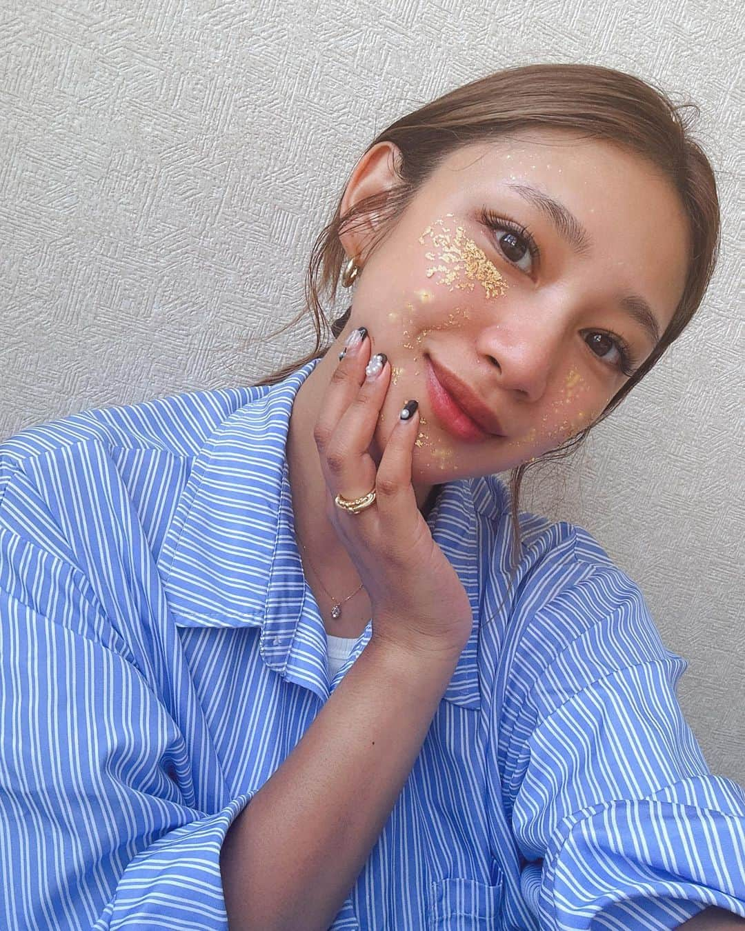 新井ニーニャのインスタグラム：「. . 金沢で有名な金箔を使った美容ケア💛💆‍♀️  金箔のマスクって珍しくない？ なんとこれは24K🥲🙏 古代エジプト時代から美と健康のために利用されてきた高級美肌成分で、肌のターンオーバーを整えたり、肌細胞を活性化させる働きがあるんだって❣️ クレオパトラも使ってたよね✨ お肌に使うのもったいないけど、贅沢に顔中に塗りたくりました🧡🤣  化粧水の後、純度999.9‰（パーミル）の金箔※1を肌にぴったりと密着させることで潤いを閉じ込めてくれるの✨ そして肌になじませるんだけど、なじんでどこいっちゃったの！？と驚きもありながら、肌の艶が凄くて、しっかり保湿されて1日化粧ノリがよかったです😳😳🫶※ぜひスワイプして動画見てみて！  オイルは、香りが柑橘系ですごくすっきりした感じ。 使い心地は、想像以上にオイル！でもさっぱりしてて使いやすいテクスチャー。 金箔シートとの組み合わせがすごく良くて、今までのスキンケアとの違いをしっかり感じました🙏✨  特別ケアって感じ❤️❤️💆‍♀️ プレゼントにもすごくいいかも🎁💓  📌MAKANAI 金箔艶肌シート 4枚入り　2,420円（税込）  📌MAKANAI さらりと潤う美容オイル （透き通るような香り） 20mL 5,280円（税込）  @makanai_official  ※1 光沢剤  #Sponsored #MAKANAI #まかない #さらりと潤う美容オイル #金箔艶肌シート #金箔シート #金箔美容 #金箔パック #金箔エステ #ご褒美コスメ #シートマスク #おすすめスキンケア #美容オイル #持ち歩きコスメ」