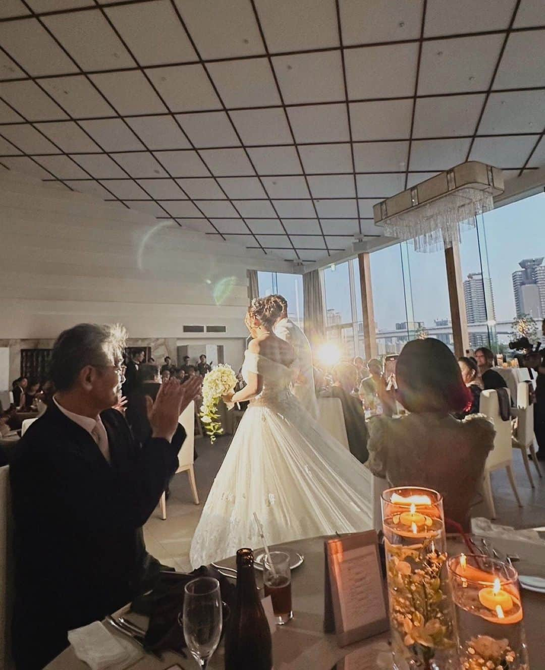 Rioさんのインスタグラム写真 - (RioInstagram)「大好きなお姉ちゃんの結婚式 ⁡ なんて素敵な日だったんだろう… 言葉にできない感情がたくさん出てきて、気付けば大泣き😭❤️❤️ 愛で溢れた結婚式で、たくさん幸せをもらいました。 ⁡ 改めて、みーちゃん、けんじくん、 本当におめでとう❤️ ⁡ 私と大空でウェディングケーキを運ばせてもらって、うちらの思い出も増えました🤭🎂私たちに任せてくれて、貴重な経験をありがとう🥹✨🩷 ⁡ 世界一綺麗な花嫁だったよ。👰🏻‍♀️ 色々書きたいことあるけど、本当に愛してるってことを一番に伝えたい！！！！大好き！！！！ ⁡ 私たち家族は、いつでも、2人の幸せを願っているよ❤️ #happywedding #wedding #weddingdress #love #family #sister #couple 💍✨」7月25日 16時08分 - rioflake0107