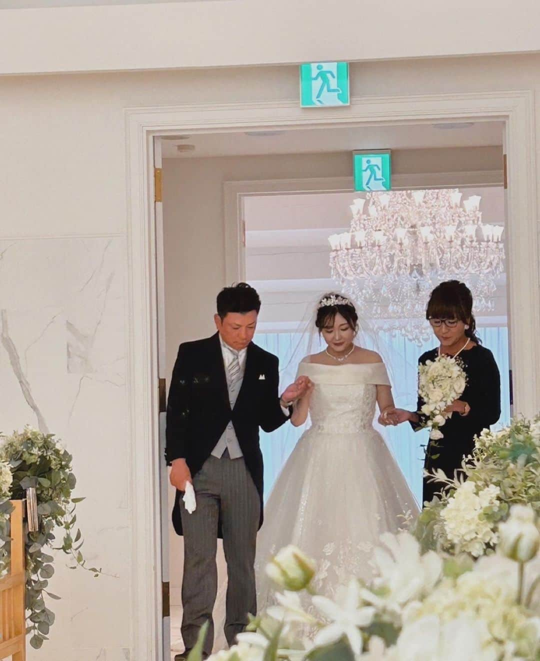 Rioさんのインスタグラム写真 - (RioInstagram)「大好きなお姉ちゃんの結婚式 ⁡ なんて素敵な日だったんだろう… 言葉にできない感情がたくさん出てきて、気付けば大泣き😭❤️❤️ 愛で溢れた結婚式で、たくさん幸せをもらいました。 ⁡ 改めて、みーちゃん、けんじくん、 本当におめでとう❤️ ⁡ 私と大空でウェディングケーキを運ばせてもらって、うちらの思い出も増えました🤭🎂私たちに任せてくれて、貴重な経験をありがとう🥹✨🩷 ⁡ 世界一綺麗な花嫁だったよ。👰🏻‍♀️ 色々書きたいことあるけど、本当に愛してるってことを一番に伝えたい！！！！大好き！！！！ ⁡ 私たち家族は、いつでも、2人の幸せを願っているよ❤️ #happywedding #wedding #weddingdress #love #family #sister #couple 💍✨」7月25日 16時08分 - rioflake0107