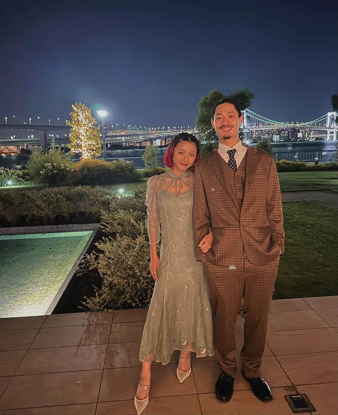 Rioさんのインスタグラム写真 - (RioInstagram)「大好きなお姉ちゃんの結婚式 ⁡ なんて素敵な日だったんだろう… 言葉にできない感情がたくさん出てきて、気付けば大泣き😭❤️❤️ 愛で溢れた結婚式で、たくさん幸せをもらいました。 ⁡ 改めて、みーちゃん、けんじくん、 本当におめでとう❤️ ⁡ 私と大空でウェディングケーキを運ばせてもらって、うちらの思い出も増えました🤭🎂私たちに任せてくれて、貴重な経験をありがとう🥹✨🩷 ⁡ 世界一綺麗な花嫁だったよ。👰🏻‍♀️ 色々書きたいことあるけど、本当に愛してるってことを一番に伝えたい！！！！大好き！！！！ ⁡ 私たち家族は、いつでも、2人の幸せを願っているよ❤️ #happywedding #wedding #weddingdress #love #family #sister #couple 💍✨」7月25日 16時08分 - rioflake0107