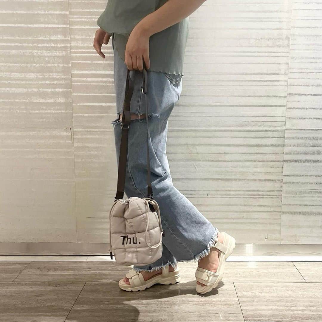 lazyswankamataさんのインスタグラム写真 - (lazyswankamataInstagram)「毎年大人気の定番スポーツサンダルが再入荷✌️  テープ端のメタルパーツが、カジュアル過ぎない大人なアクセントに✨  クッション性のあるソールで履き心地も🙆‍♀️  color:black、kahki、ivory size:S〜L price:¥6,490→¥5,390(in tax)  bag:¥5,390  #LazySwan#レイジースワン#レイジースワン蒲田  #tokyuplaza #東急プラザ #東急プラザ蒲田  #tokyodisneyland #東京 #kamata #蒲田 #靴屋 #靴 #shoes #サンダル #sandal #デニム #スポーツサンダル #スポーツサンダルコーデ  コーデ #今日のコーデ  #お洒落さんと繋がりたい #足元倶楽部 #instagram #instagood #instafashion #ootd #ootdfashion #룩북  #오늘뭐입지 #신발」7月25日 16時11分 - lazyswankamata