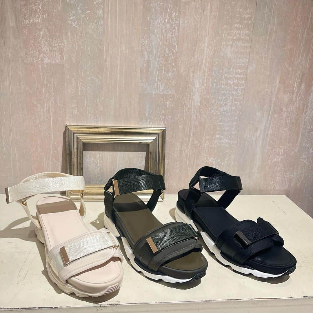 lazyswankamataさんのインスタグラム写真 - (lazyswankamataInstagram)「毎年大人気の定番スポーツサンダルが再入荷✌️  テープ端のメタルパーツが、カジュアル過ぎない大人なアクセントに✨  クッション性のあるソールで履き心地も🙆‍♀️  color:black、kahki、ivory size:S〜L price:¥6,490→¥5,390(in tax)  bag:¥5,390  #LazySwan#レイジースワン#レイジースワン蒲田  #tokyuplaza #東急プラザ #東急プラザ蒲田  #tokyodisneyland #東京 #kamata #蒲田 #靴屋 #靴 #shoes #サンダル #sandal #デニム #スポーツサンダル #スポーツサンダルコーデ  コーデ #今日のコーデ  #お洒落さんと繋がりたい #足元倶楽部 #instagram #instagood #instafashion #ootd #ootdfashion #룩북  #오늘뭐입지 #신발」7月25日 16時11分 - lazyswankamata