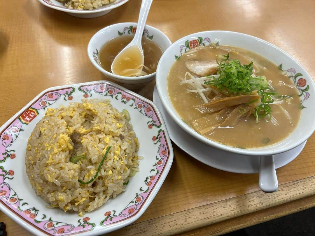 あこさんのインスタグラム写真 - (あこInstagram)「餃子の王将さん🥟 王将ラーメン本当美味しいんやけどみんな食べたことある！？！？もちろん餃子も炒飯も天津飯もおすすめ🫶🏻みんなは好きなメニューやオススメのメニューはある☺️？豚辛ラーメン初めて食べたけど美味しかった🐷✨ #餃子の王将 #王将 #王将の餃子 #王将ラーメン #豚辛ラーメン #餃子 #炒飯 #天津飯 #大食い #双子 #はらぺこツインズ #大食い女子 #먹방 #대식가 #먹팔  #먹스타그램 #大胃王 #モッパン #ความตะกละ #Ham ăn #Gula」7月25日 16時22分 - harapeko__ako