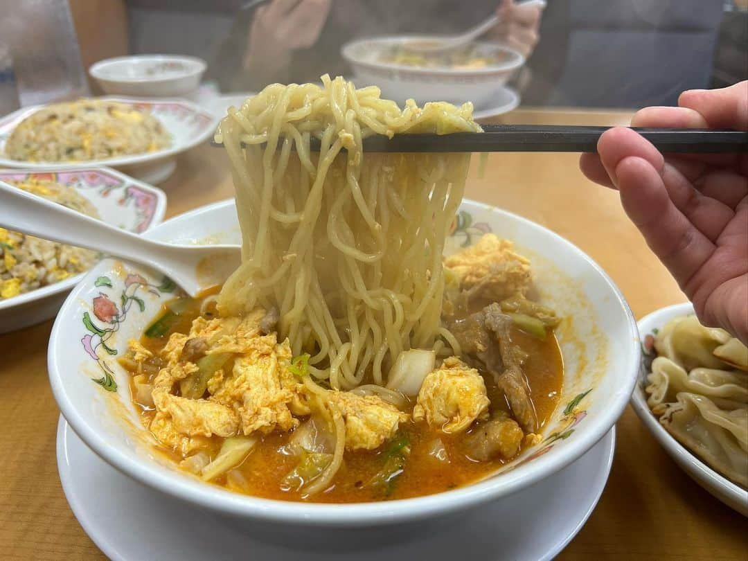 あこさんのインスタグラム写真 - (あこInstagram)「餃子の王将さん🥟 王将ラーメン本当美味しいんやけどみんな食べたことある！？！？もちろん餃子も炒飯も天津飯もおすすめ🫶🏻みんなは好きなメニューやオススメのメニューはある☺️？豚辛ラーメン初めて食べたけど美味しかった🐷✨ #餃子の王将 #王将 #王将の餃子 #王将ラーメン #豚辛ラーメン #餃子 #炒飯 #天津飯 #大食い #双子 #はらぺこツインズ #大食い女子 #먹방 #대식가 #먹팔  #먹스타그램 #大胃王 #モッパン #ความตะกละ #Ham ăn #Gula」7月25日 16時22分 - harapeko__ako