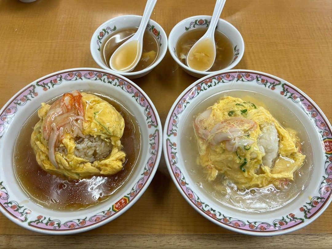 あこさんのインスタグラム写真 - (あこInstagram)「餃子の王将さん🥟 王将ラーメン本当美味しいんやけどみんな食べたことある！？！？もちろん餃子も炒飯も天津飯もおすすめ🫶🏻みんなは好きなメニューやオススメのメニューはある☺️？豚辛ラーメン初めて食べたけど美味しかった🐷✨ #餃子の王将 #王将 #王将の餃子 #王将ラーメン #豚辛ラーメン #餃子 #炒飯 #天津飯 #大食い #双子 #はらぺこツインズ #大食い女子 #먹방 #대식가 #먹팔  #먹스타그램 #大胃王 #モッパン #ความตะกละ #Ham ăn #Gula」7月25日 16時22分 - harapeko__ako