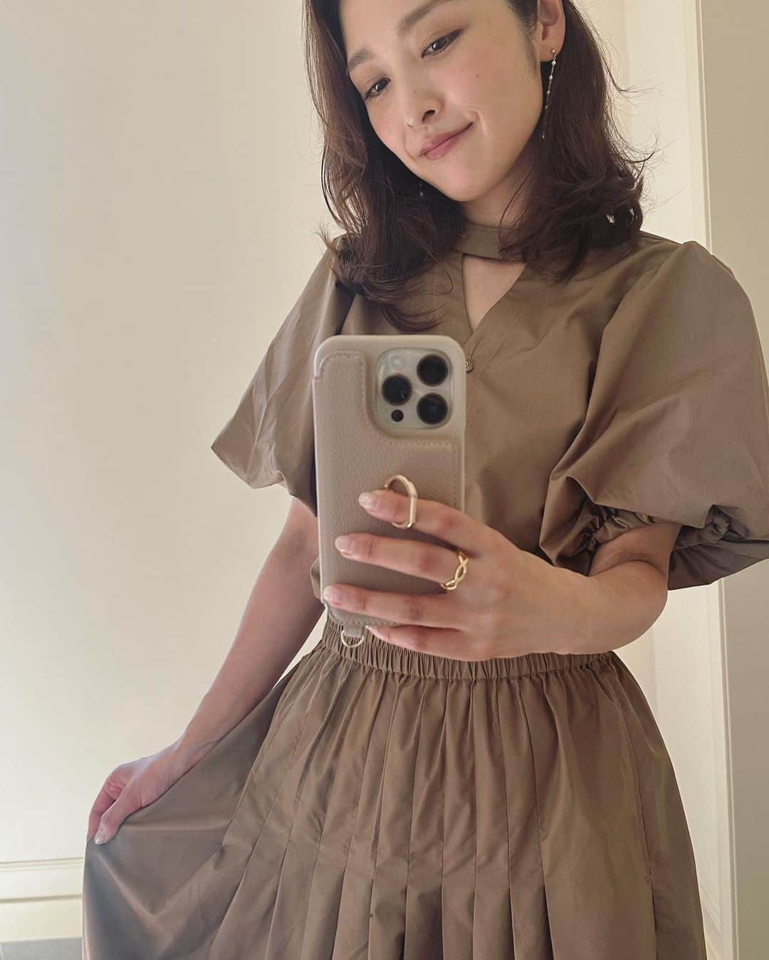 石川梨華さんのインスタグラム写真 - (石川梨華Instagram)「おめかし✨  おめかしすると写真撮りたくなる！ 今日は自撮りでーす🤳 ストーリーズのアンケートで巨匠も自撮りもどちらもアリって意見多くて嬉しかったです❣️ ありがとう🤲  今日はいつもと違う角度で すかしてみたわ😎w  お洋服は愛ちゃんコラボ服💛 着るの楽しみにしてたの🫶 似合ってるかしら？  アイシャドウは服に合わせてゴールド系でリップもオレンジ系に✨ アクセサリーもゴールド✨  2枚目は汗だく帰宅時に撮ったからリップ完全に取れてるしw  オシャレ楽しいわ💓  #石川梨華 #モーニング娘og #リアル梨華 #二児の母 #年子 #やんちゃボーイズ #おめかし #愛ちゃんコラボ服」7月25日 16時15分 - rika_ishikawa_official