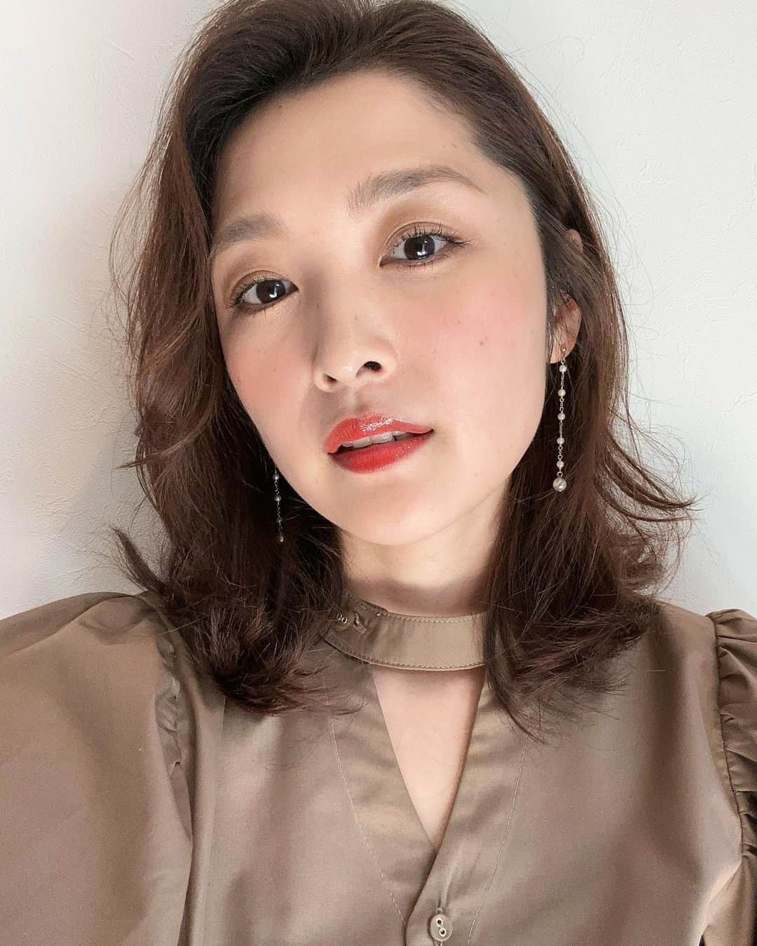石川梨華さんのインスタグラム写真 - (石川梨華Instagram)「おめかし✨  おめかしすると写真撮りたくなる！ 今日は自撮りでーす🤳 ストーリーズのアンケートで巨匠も自撮りもどちらもアリって意見多くて嬉しかったです❣️ ありがとう🤲  今日はいつもと違う角度で すかしてみたわ😎w  お洋服は愛ちゃんコラボ服💛 着るの楽しみにしてたの🫶 似合ってるかしら？  アイシャドウは服に合わせてゴールド系でリップもオレンジ系に✨ アクセサリーもゴールド✨  2枚目は汗だく帰宅時に撮ったからリップ完全に取れてるしw  オシャレ楽しいわ💓  #石川梨華 #モーニング娘og #リアル梨華 #二児の母 #年子 #やんちゃボーイズ #おめかし #愛ちゃんコラボ服」7月25日 16時15分 - rika_ishikawa_official