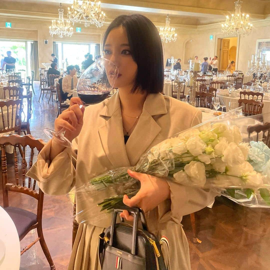 ジョンハさんのインスタグラム写真 - (ジョンハInstagram)「🕊️👰🏻‍♀️🍷🩵 (이제 나만 남은건가..)」7月25日 16時18分 - 1993kg