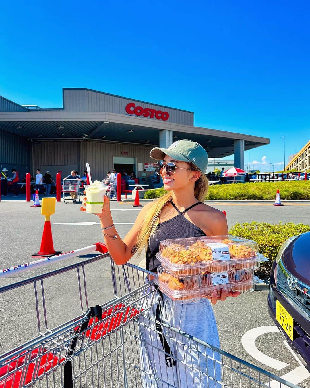 ちゃんもりさんのインスタグラム写真 - (ちゃんもりInstagram)「コストコ楽しぃ〜🛒❤️ マフィン爆食いしようと思う🧁 マグロのたたきも買って夕飯らくちん🌈 カートの静電気どうにかしてほしい🛒 とっけとけのパインバニラソフトクリームを添えて🍦 . . . #大阪お出かけ#大阪コストコ#コストコ和泉#コストコフード#コストコおすすめ#コストコ商品」7月25日 16時19分 - xx817.a