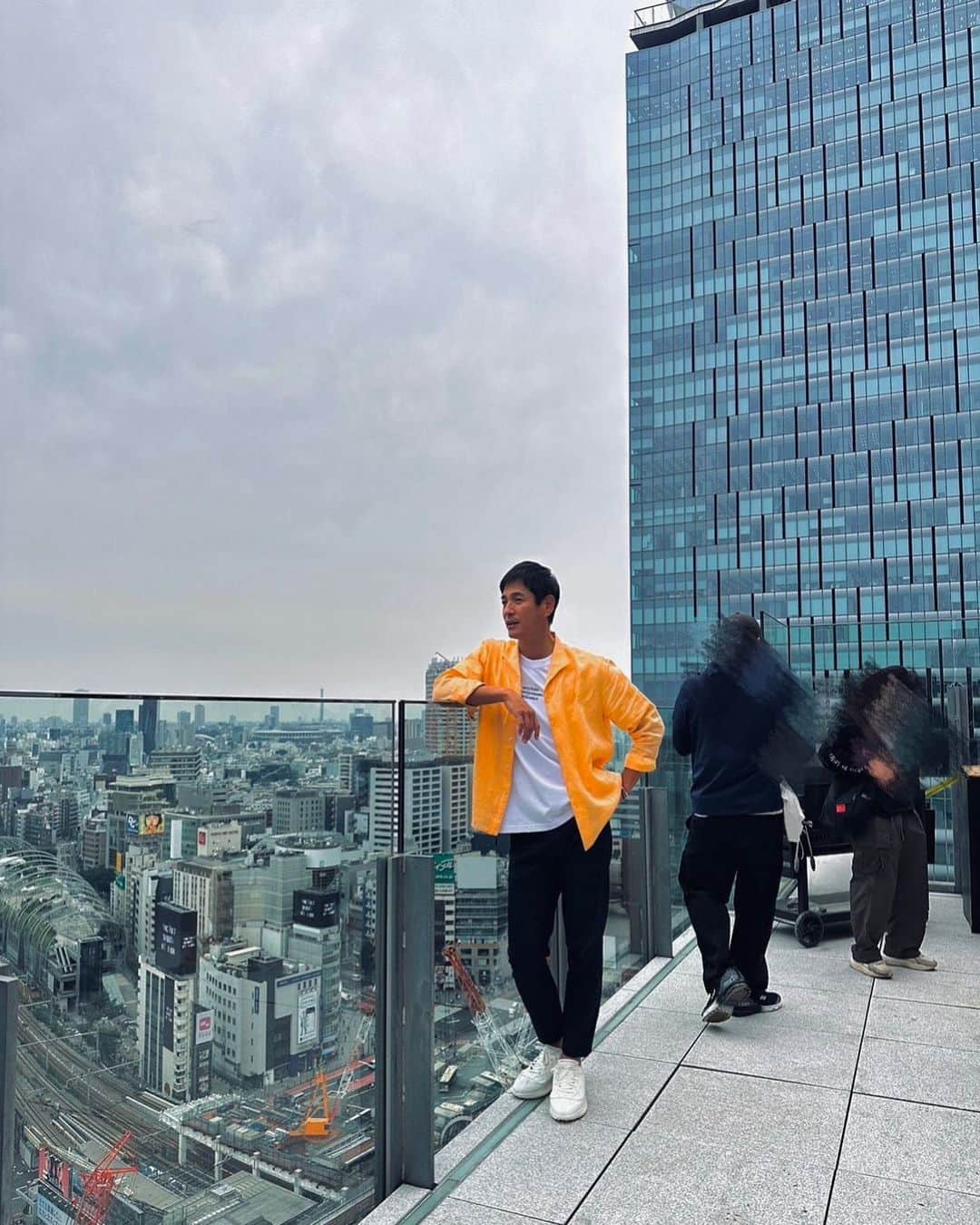 沢村一樹のインスタグラム：「. 渋谷に行ったの何年ぶりだろ？  皆さん、暑い日が続いていますが、ファイトです！！  #この素晴らしき世界  #木曜22時  #第2話」