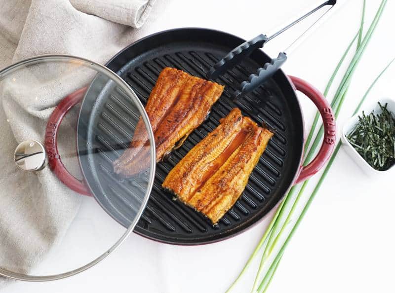 staub ストウブのインスタグラム：「【グリルパンでふっくら美味しく！うなぎの蒲焼き】  今年の夏の土用の丑の日は7月30日。疲労回復効果があると言われるビタミンB1などが含まれるうなぎを食べて、暑い夏を乗りきりましょう！ スーパーなどで買ったうなぎも グリルパン ガラス 蓋つきで温めれば、ふっくらふわふわの蒲焼きがご自宅でも味わえますよ。   - 蒲焼きの温め方  1. グリルパンにハケなどで薄く油を塗る。   2. グリルパンを中火にかけ、温まったら弱火にして、うなぎを入れる。皮面を下にして、蓋をしないで焼く。   3. 香ばしい香りがしてきたら、身の方に日本酒を少々ふりかける。半身に大さじ1/2ずつくらいが目安。   4. グリルパンの端に静かに水を注ぎ入れる。グリルパンの溝を越えない程度まで注いだら、蓋をして蒸し焼きにする。  #STAUB #ストウブ」