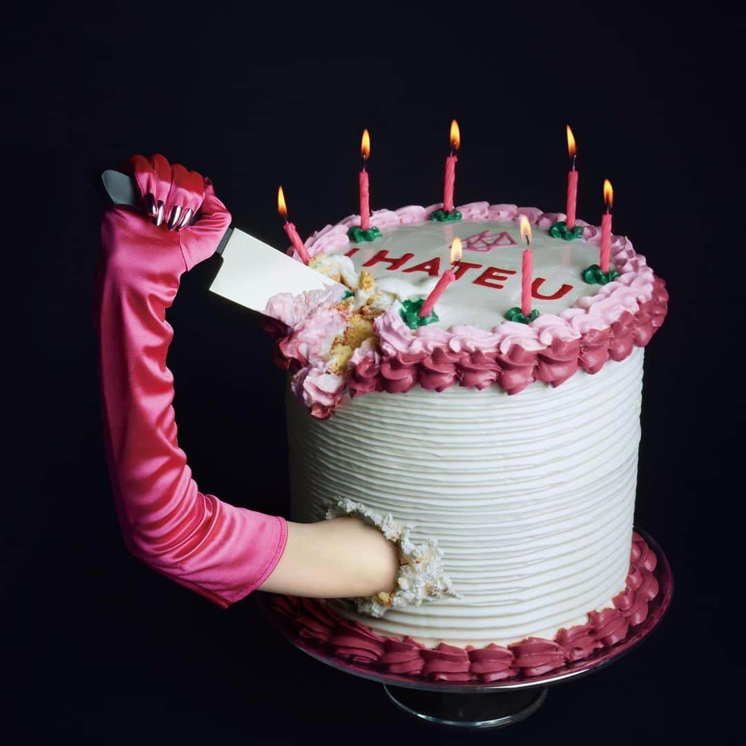 のインスタグラム：「ASP「I HATE U」 ジャケットのアートディレクションを担当しました。  🎂🔪🎂🔪🎂🔪🎂  Art Direction:Ran Tondabayashi Photo:Kenta Sotobayashi Design:Yosuke Tsuchida Retouch:Shinji Sato Styling:Chie Ninomiya Hair&Make up:Katsuhiko Kuwamoto Food:Chiho Imanishi」