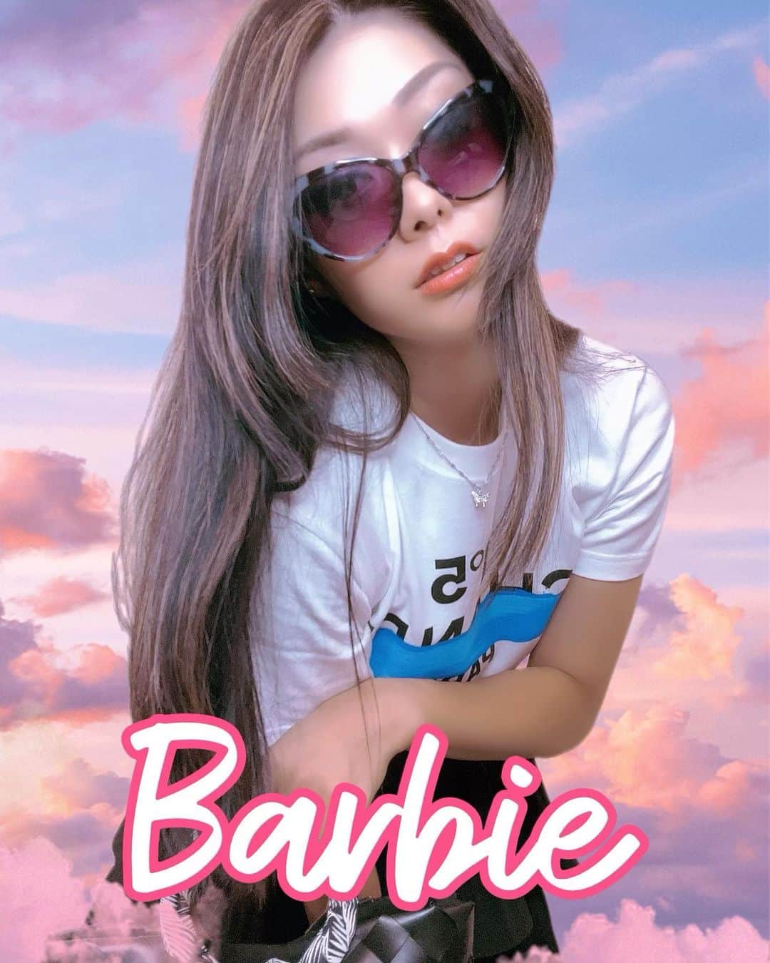 せいなさんのインスタグラム写真 - (せいなInstagram)「💖Barbie💖 . . みんな大好きバービーちゃんコラージュ💖 8月11日の映画が待ち遠しい🥺✨ . . 学生の頃、初めてのアパレルの会社のインターンで1週間働かせてもらったお店が"Barbie"だったなあ💖 毎日可愛いお洋服や小物がある空間で接客するの楽しかった✨ . . 可愛いTシャツは @account_paris 💖 . . デニムで合わせても可愛いよん❤️ お気に入りデニムは @desigual 💫 (→2枚目) . . https://bit.ly/3CZUnuM 購入パスワードをいれてね👉【2307】 . . #fashion #fashioncode #codinate #tshirt #desighn #model #photo #art #collection #flowers #tokyo #ファッション #モデル #Tシャツ #デザイン #夏 #インフルエンサー #account_japan  #accountjapan #account_japan  #account_love #アカウントジャパン #アカウント好き集まれ」7月25日 16時32分 - seina_k0403