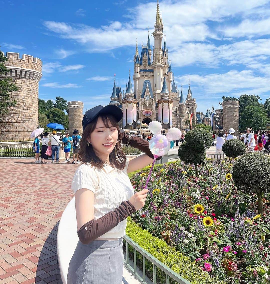のインスタグラム：「青い空、白い雲、綺麗なお花  私はバテました、、、、🫠🧊」