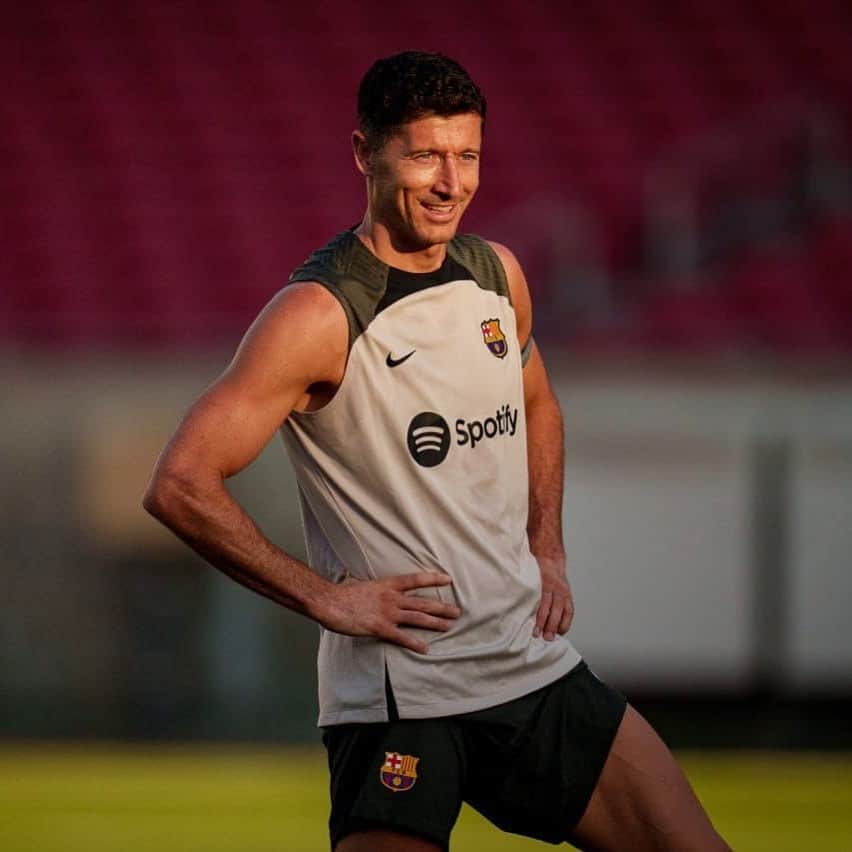 ロベルト・レヴァンドフスキのインスタグラム：「Training days on tour 😎  @fcbarcelona」
