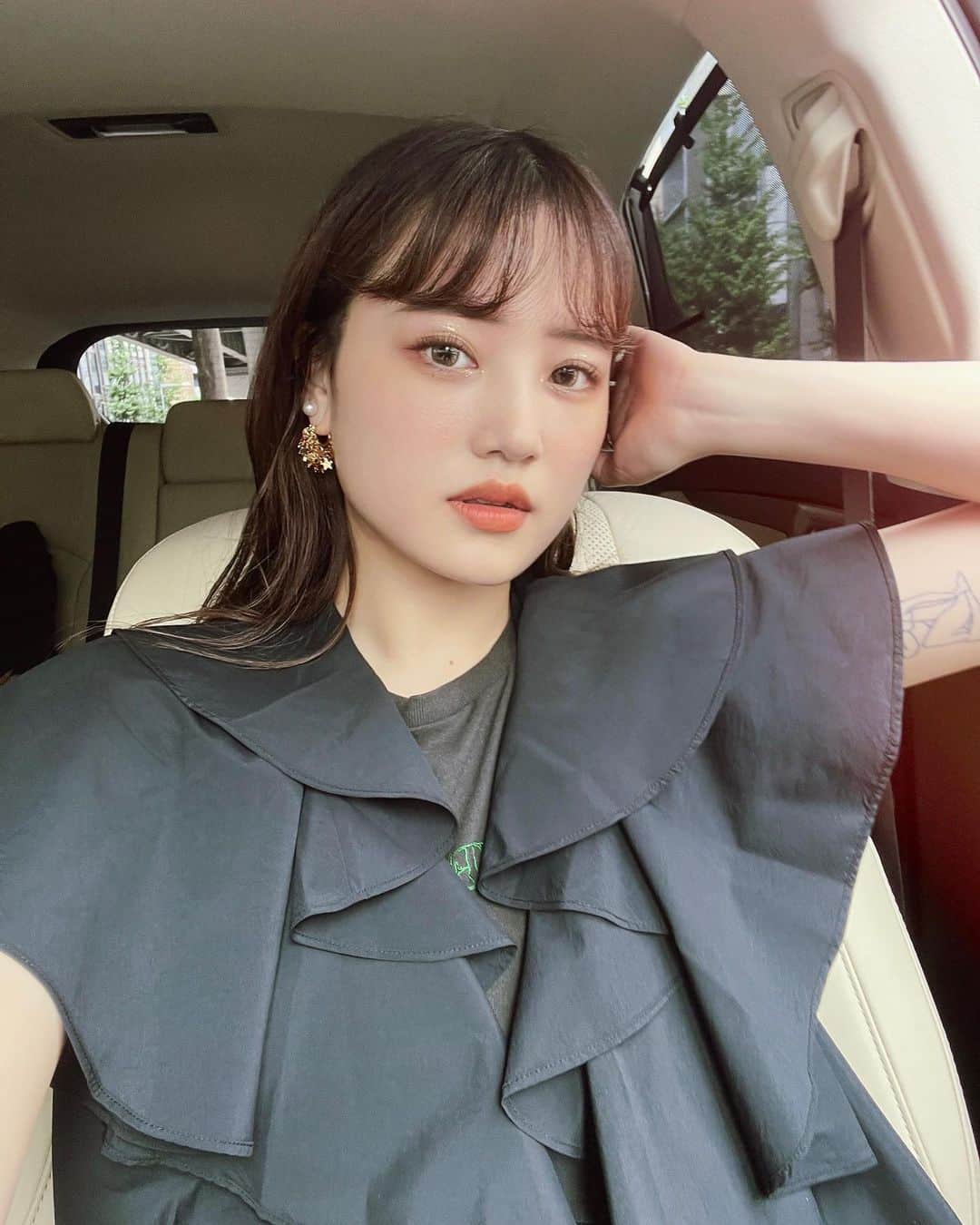 金光みり愛のインスタグラム：「いつかの服🫶🏻  Collar @o0u_official  T-shirt @priveve_priveve  Earring @e.m.__official @tiffanyandco  Pants @tatras_conceptstore  Bag @chloe Shoes @daniella_and_gemma」